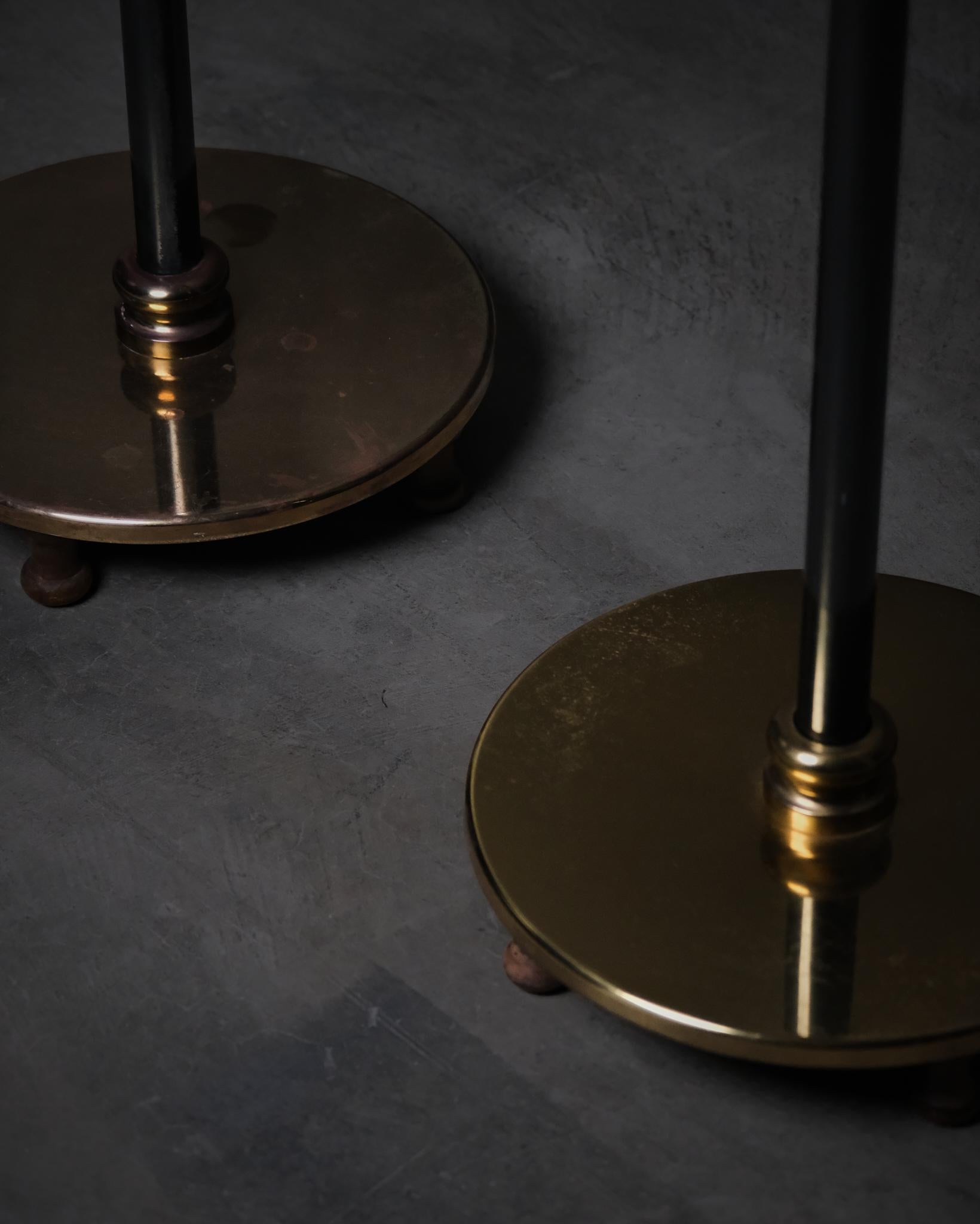 Paire de lampadaires, modèle '2564' par Josef Frank, Svenskt Tenn, Suède, années 1950 Bon état - En vente à Eskilstuna, SE