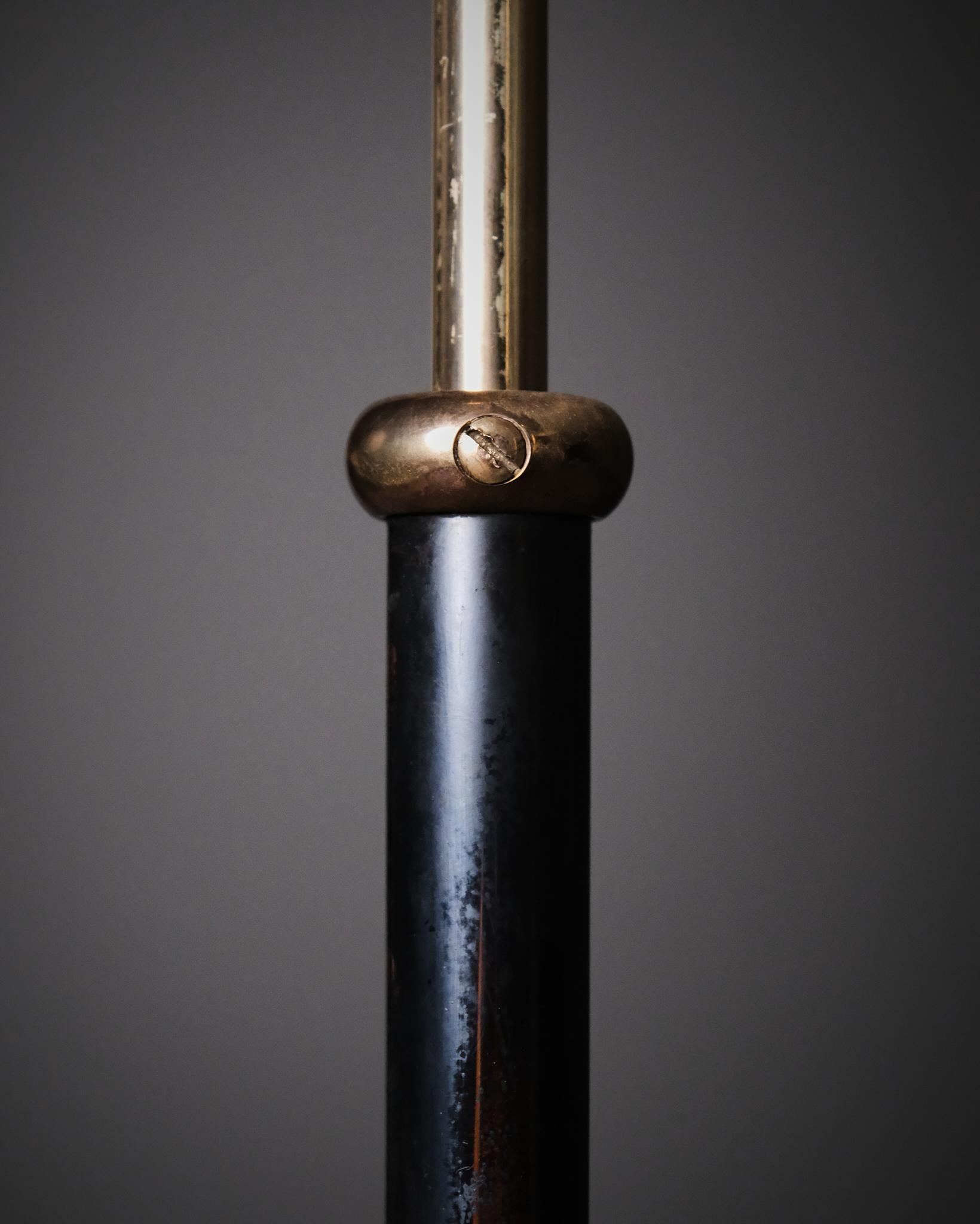 20ième siècle Paire de lampadaires, modèle '2564' par Josef Frank, Svenskt Tenn, Suède, années 1950 en vente