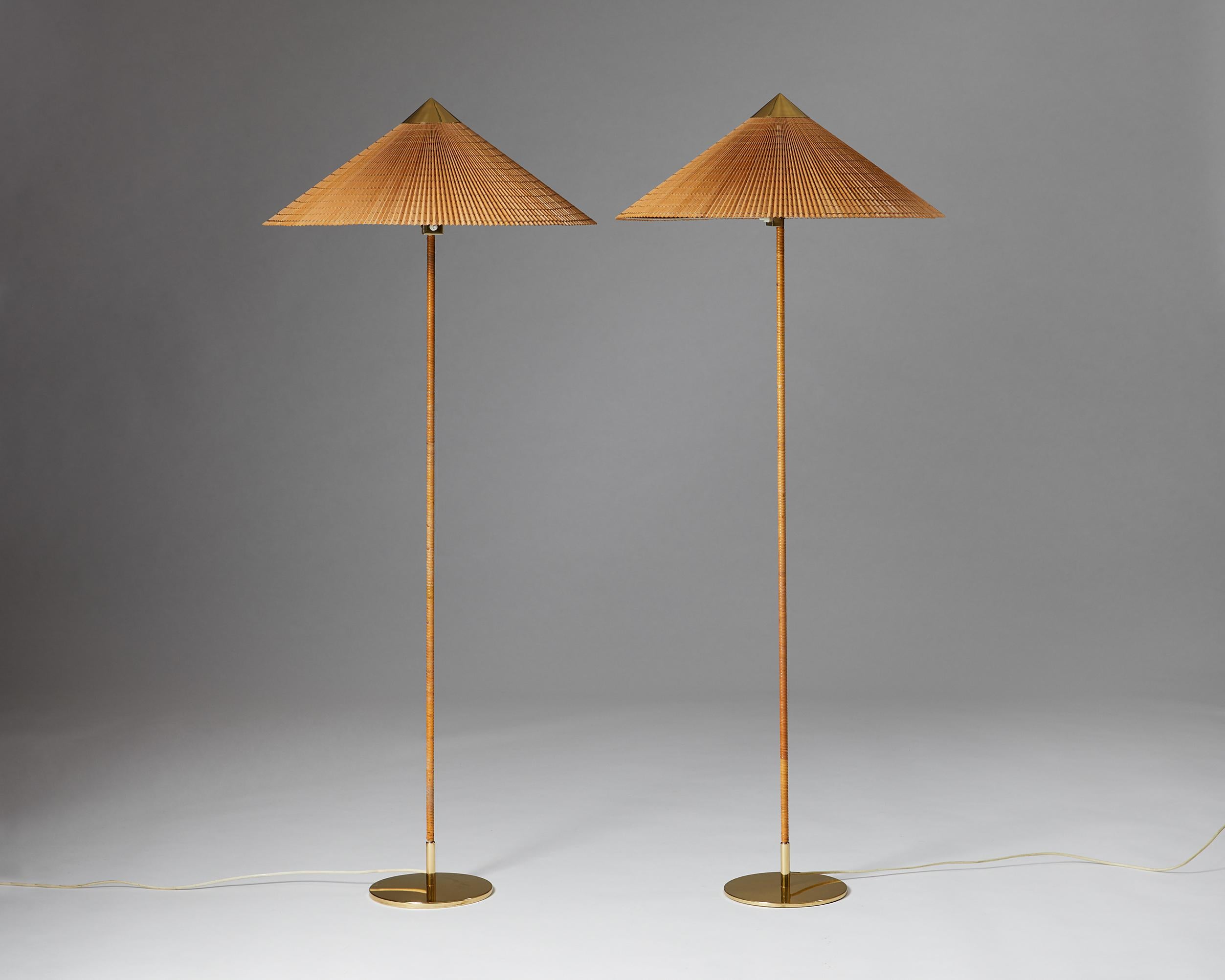 Brass and slatted wood shade.

Engraved “TAITO IDMAN” and “TAITO 9602”.

Measures: Height: 153 cm / 5’ 1/4’’
Diameter: 72 cm / 2’ 4 1/3’’.
 