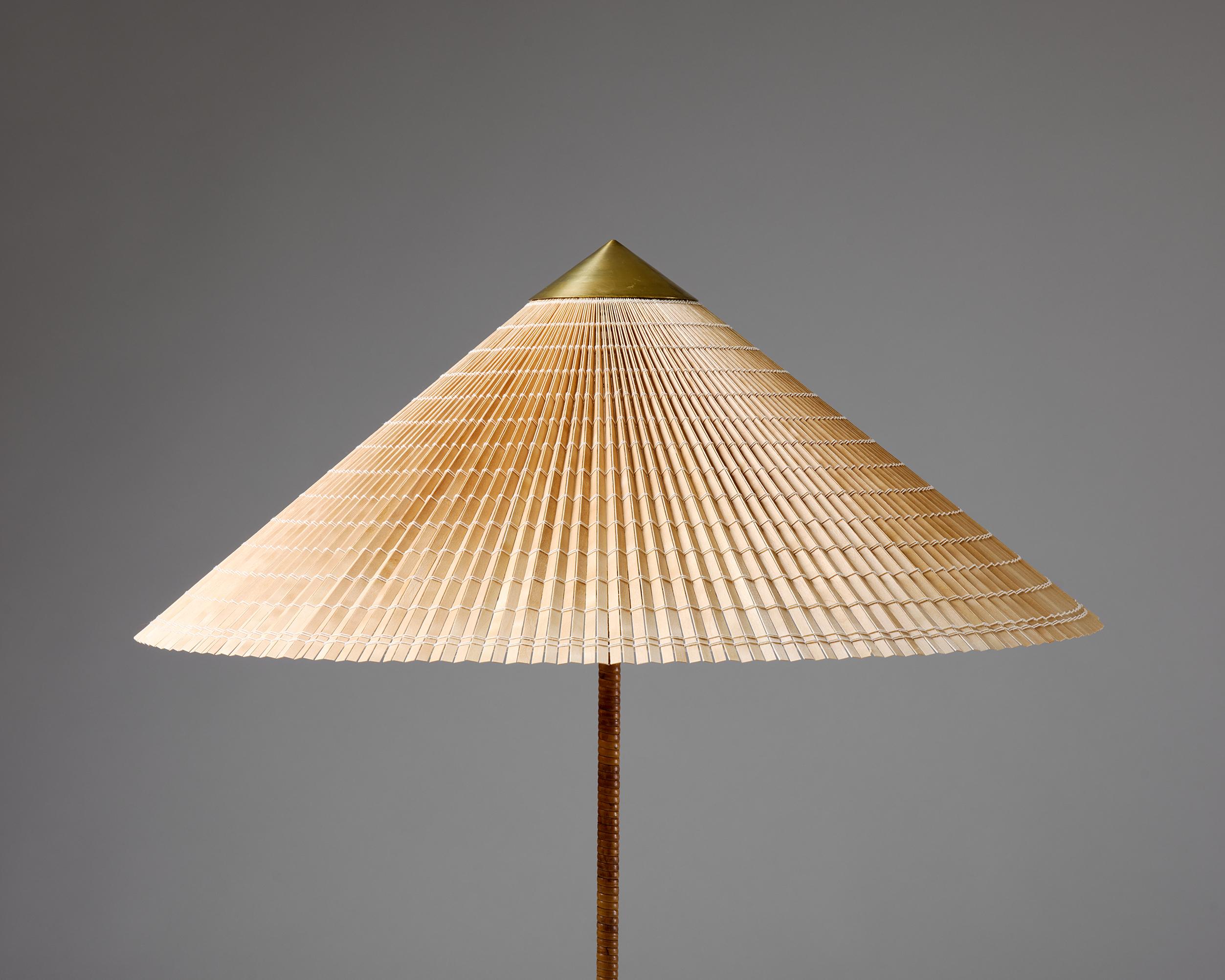 Pair of floor lamps model 9602 Designed by Paavo Tynell for Taito Oy Finland In Excellent Condition For Sale In Stockholm, SE