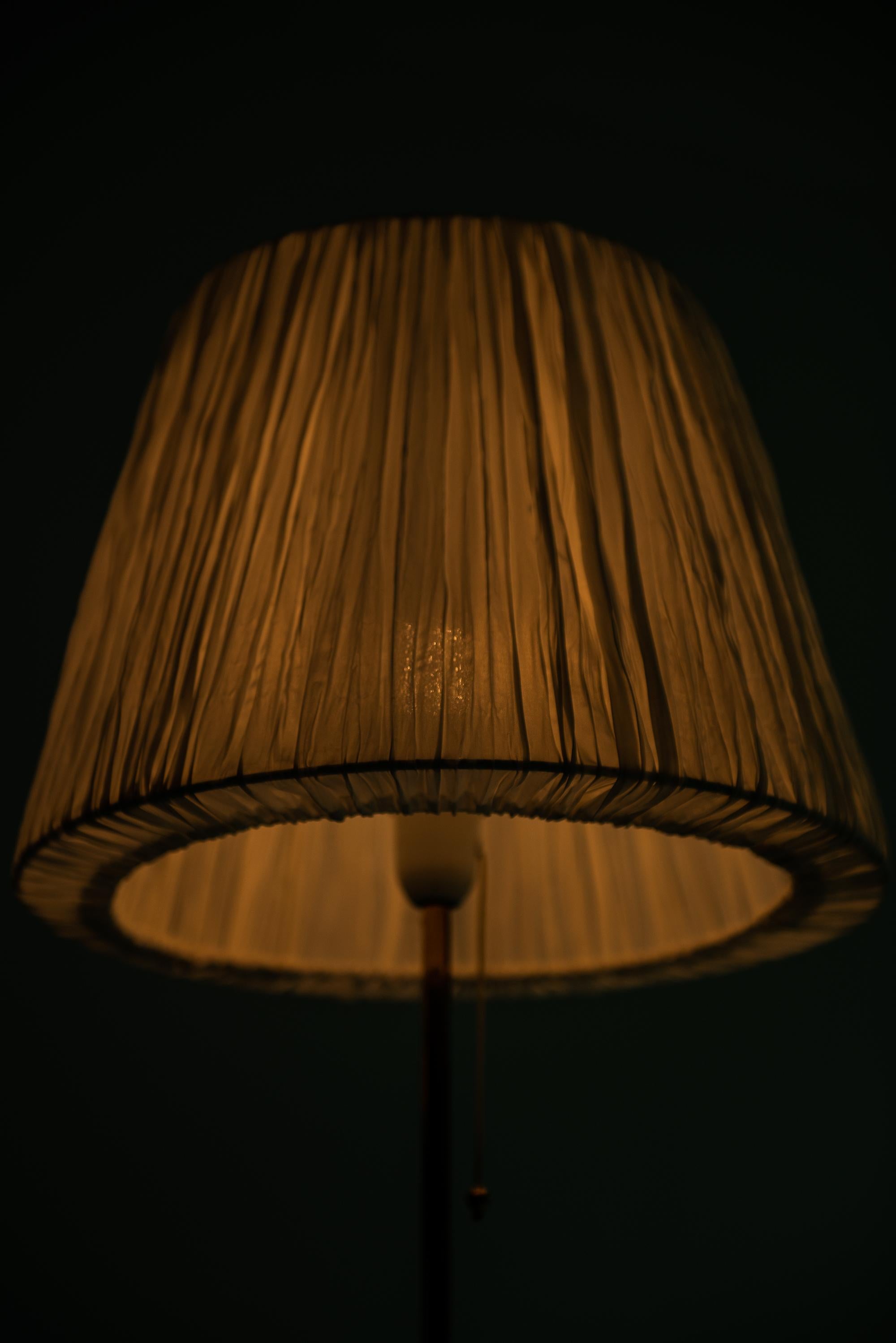 Paire de lampadaires Modèle G-025 en laiton Produit par Bergbom en Suède Bon état - En vente à Limhamn, Skåne län