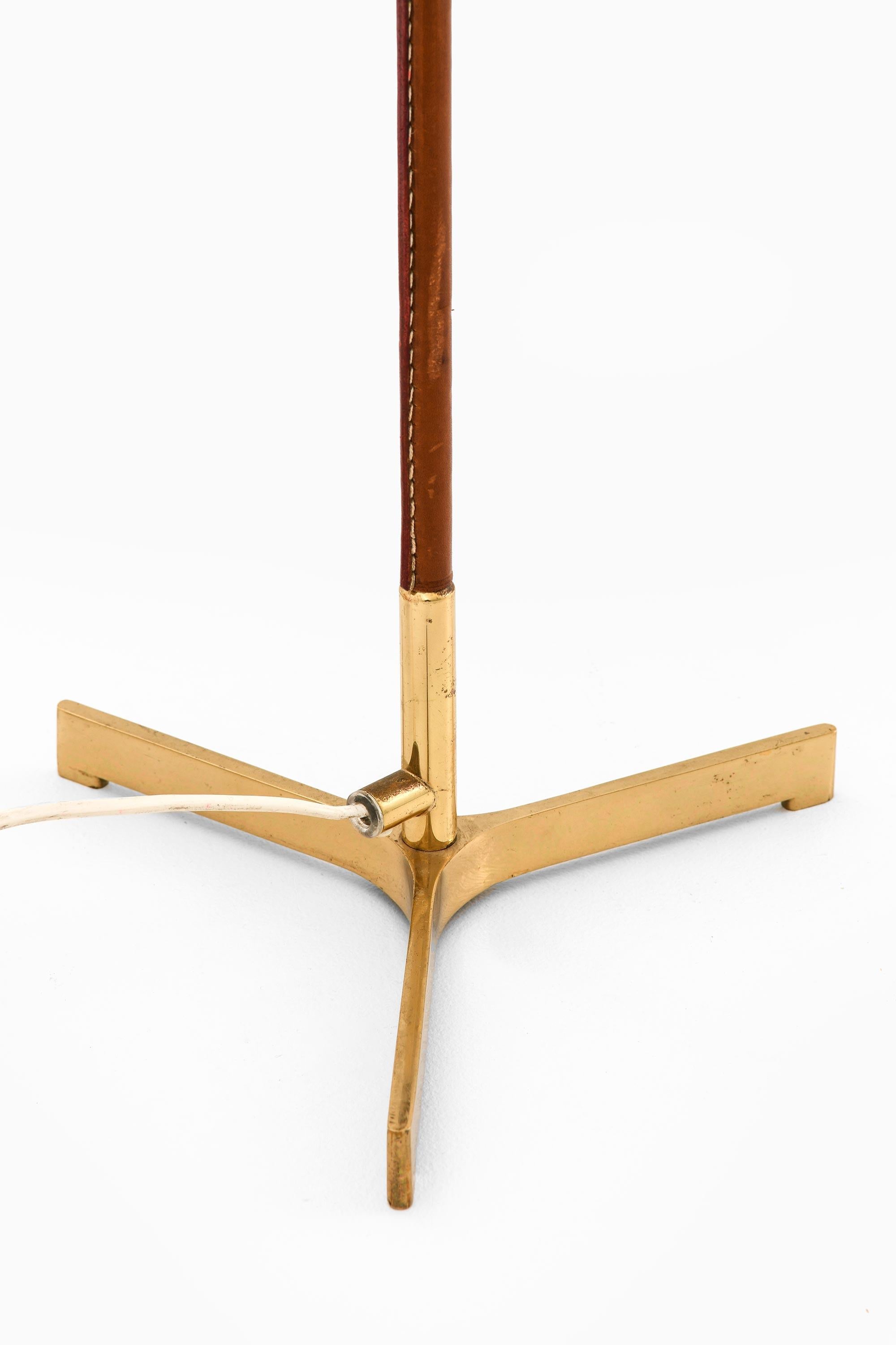 Pareja de lámparas de pie, Modelo G-93, de Hans-Agne Jakobsson, años 60

Información adicional:
Material: Latón y cuero
Estilo: Mediados de siglo, escandinavo
Pareja de lámparas de pie
Producido por Hans-Agne Jakobsson AB en Markaryd,