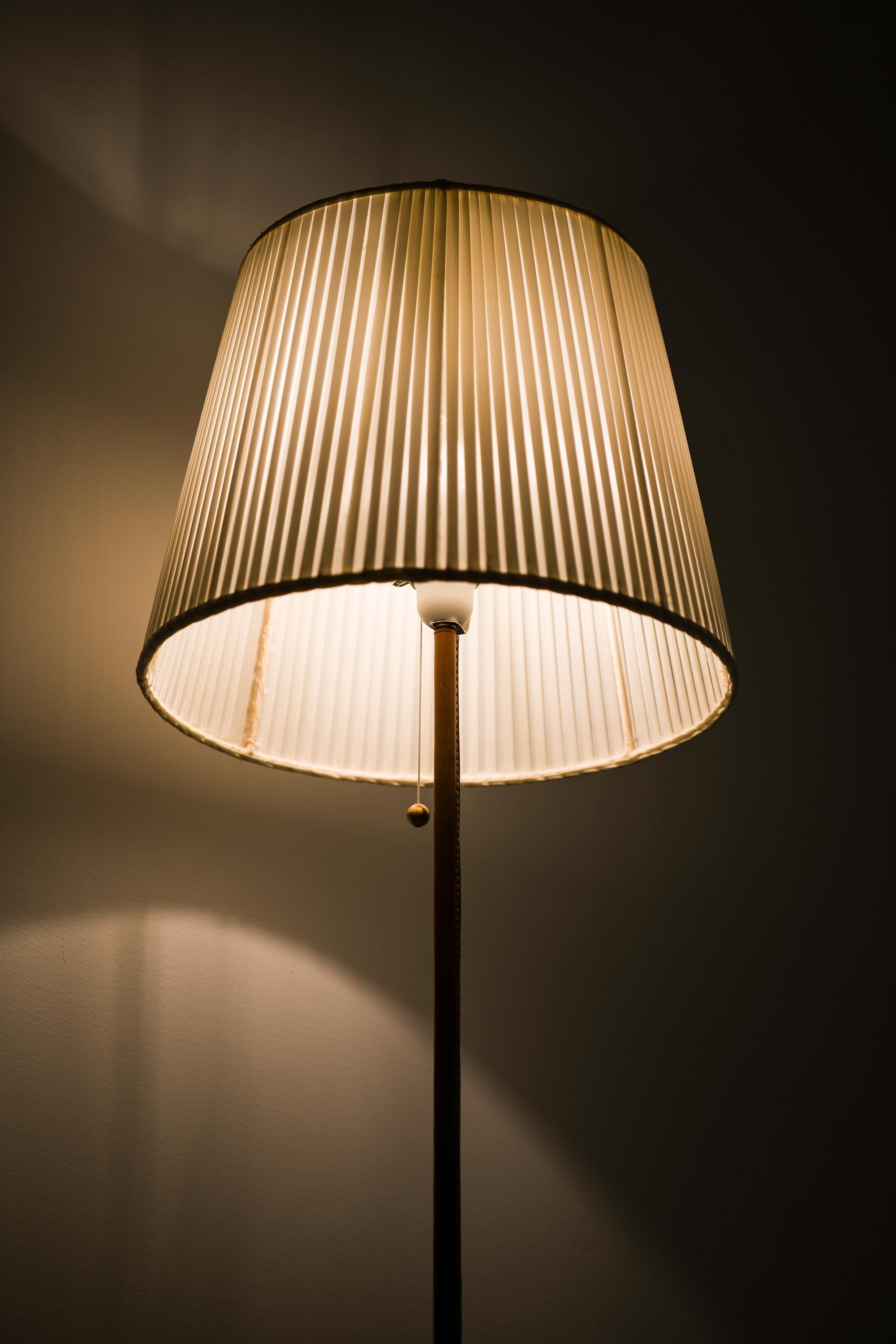 Pareja de lámparas de pie, Modelo G-93, de Hans-Agne Jakobsson, años 60 Latón en venta