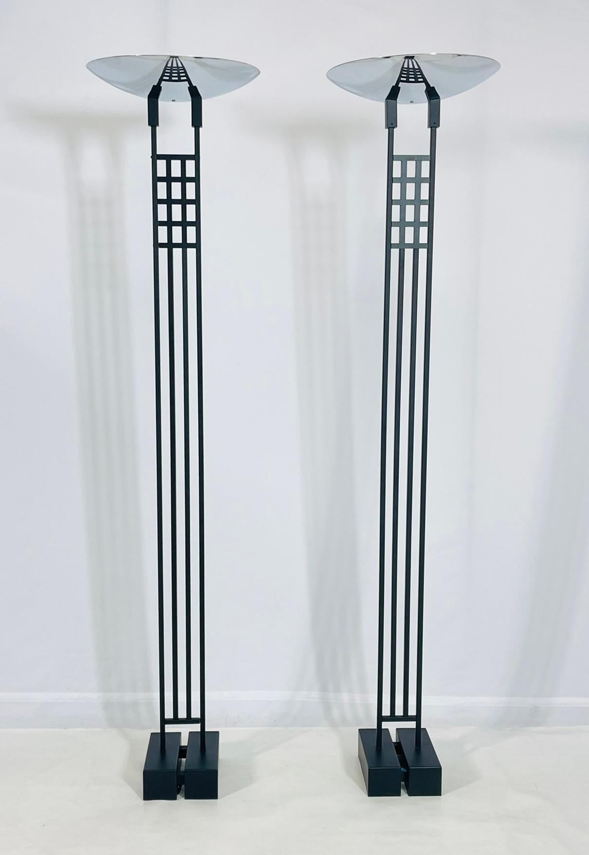 Illuminez votre espace avec cette superbe paire de lampadaires/torchères de Robert Sonneman pour George Kovacs, fabriquée aux États-Unis en 1987. Ces lampes élégantes et modernes sont dotées d'une base en métal noir frappante et d'élégants
