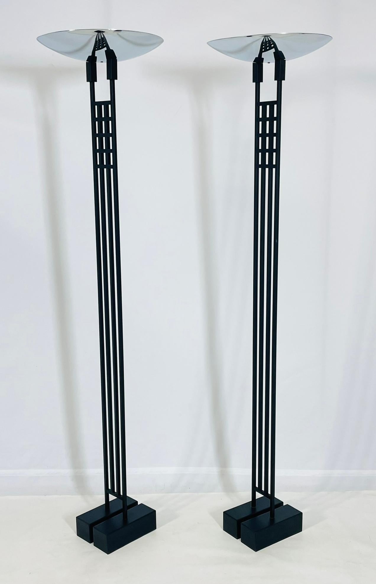 Postmoderne Paire de lampadaires/Torchieres de Robert Sonneman pour George Kovacs, États-Unis 1987 en vente