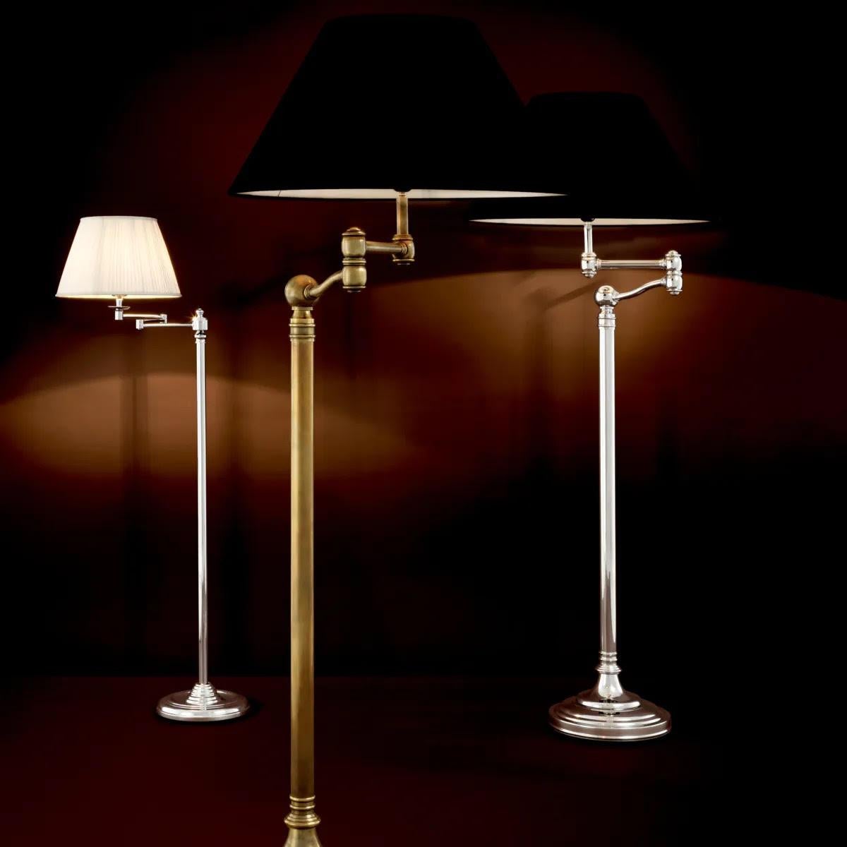 Paar Stehlampen, Messingausführung und Gelenkarm, klassischer Stil.

Schaffen Sie mit der Regy Stehleuchte eine klassische und schicke Ästhetik in Ihrem Interieur. Mit ihrer Gelenkarmstruktur, dem Vintage-Messing-Finish und dem schwarzen