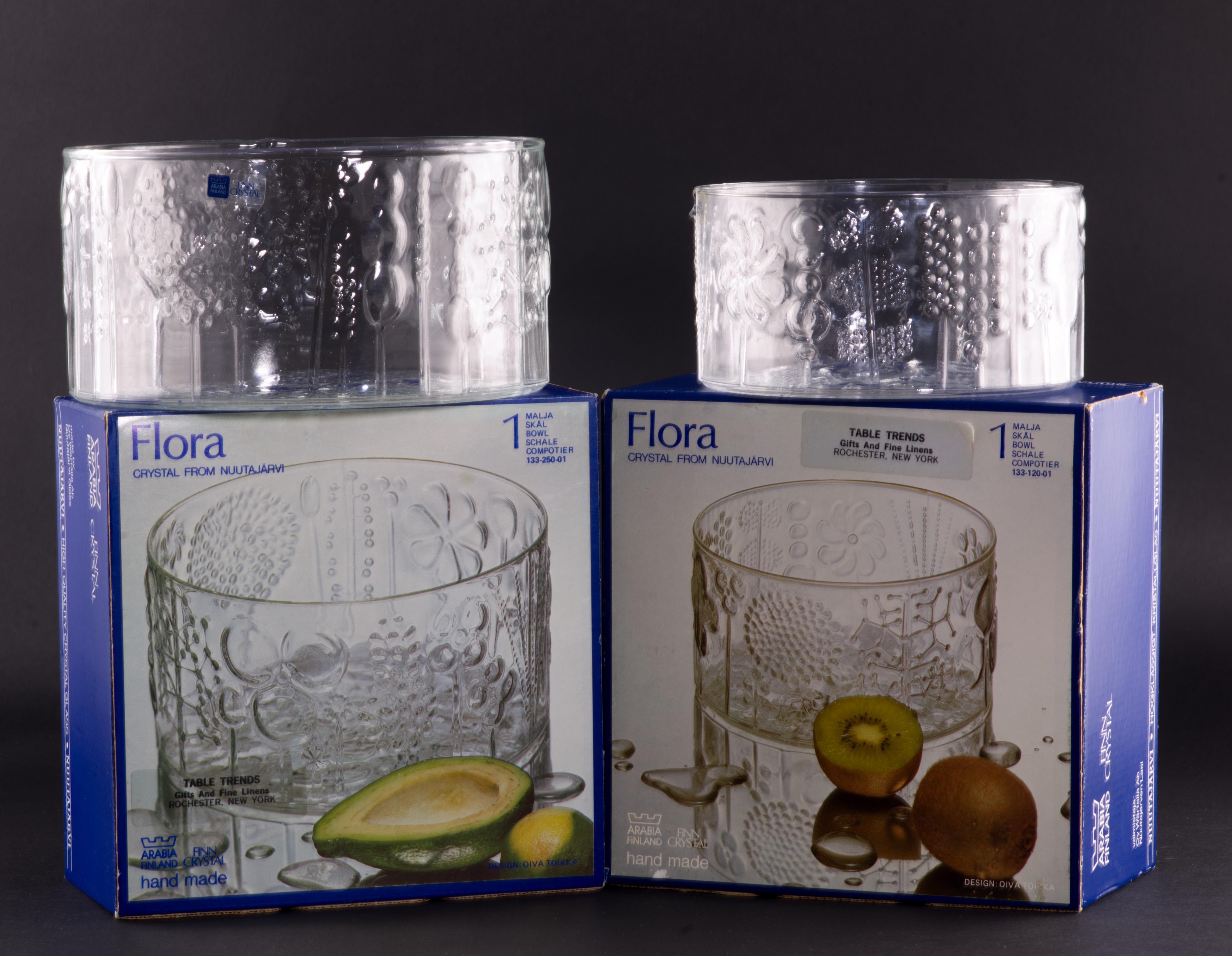 
Les bols Flora, conçus par Oiva Toikka pour Arabia Finland en 1966 et fabriqués par la verrerie Nuutajarvi, en Finlande, sont un bel exemple du design en verre scandinave moderne du milieu du siècle dernier. La série Flora se compose de verre