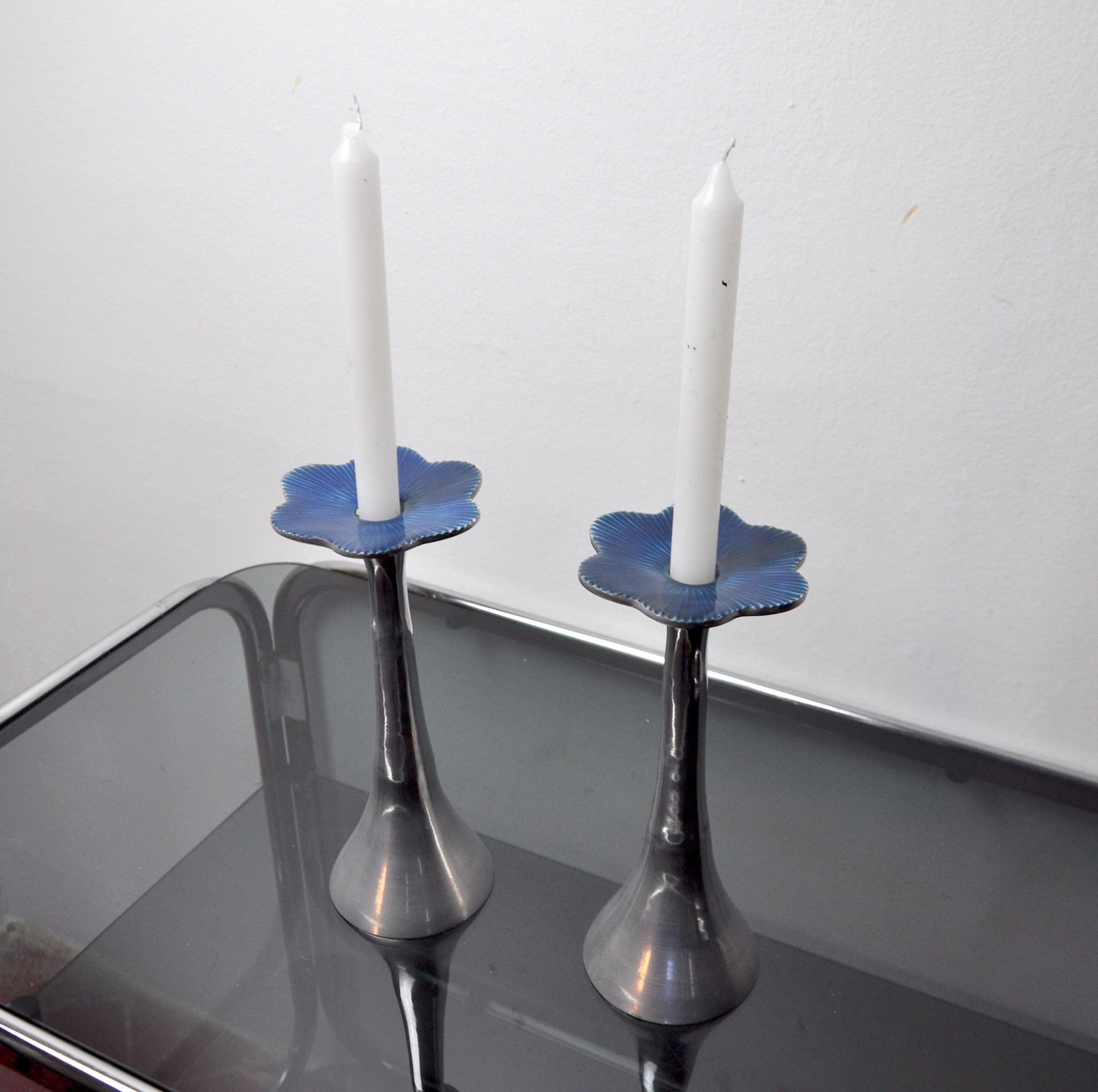 Rare and superb pair of brutalist candlesticks designed and made by the artist david marshall in the 80s, spain.

Structure representing a flower made of aluminum and blue enamel.

Real work of art, design objects that will decorate your