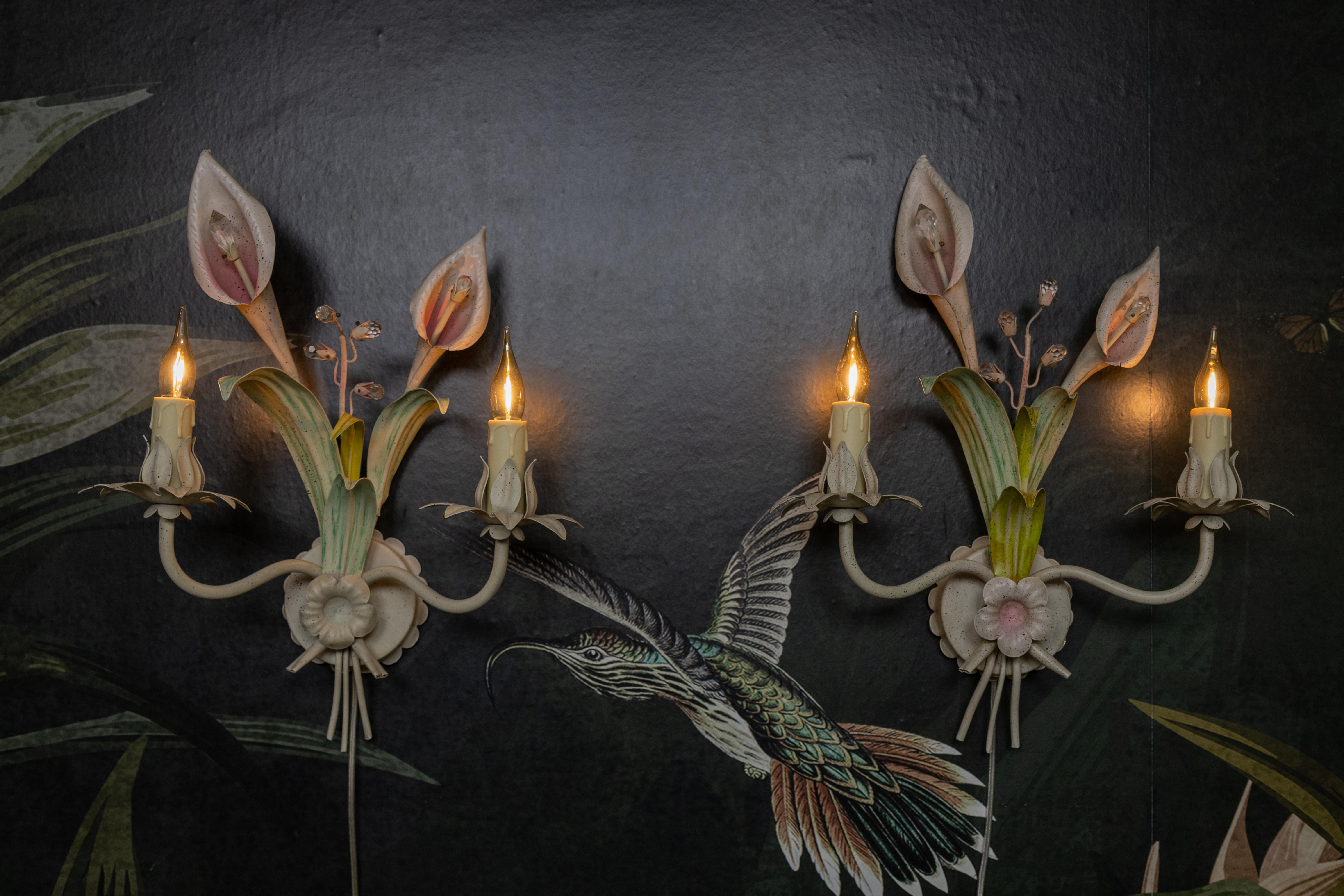 Hollywood Regency Coppia di lampade floreali Calla Lily in metallo e cristallo, anni '70 in vendita