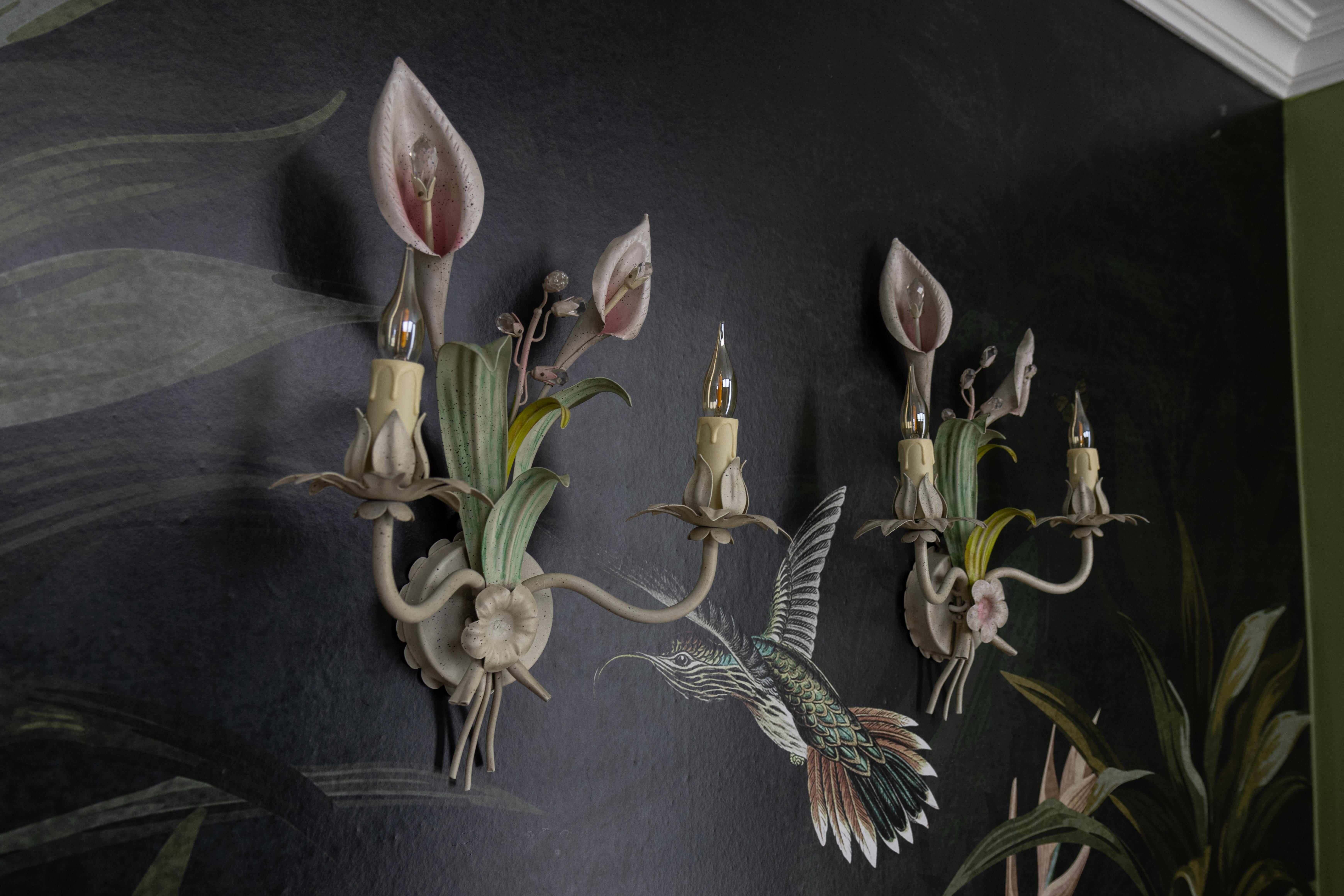 Dipinto Coppia di lampade floreali Calla Lily in metallo e cristallo, anni '70 in vendita