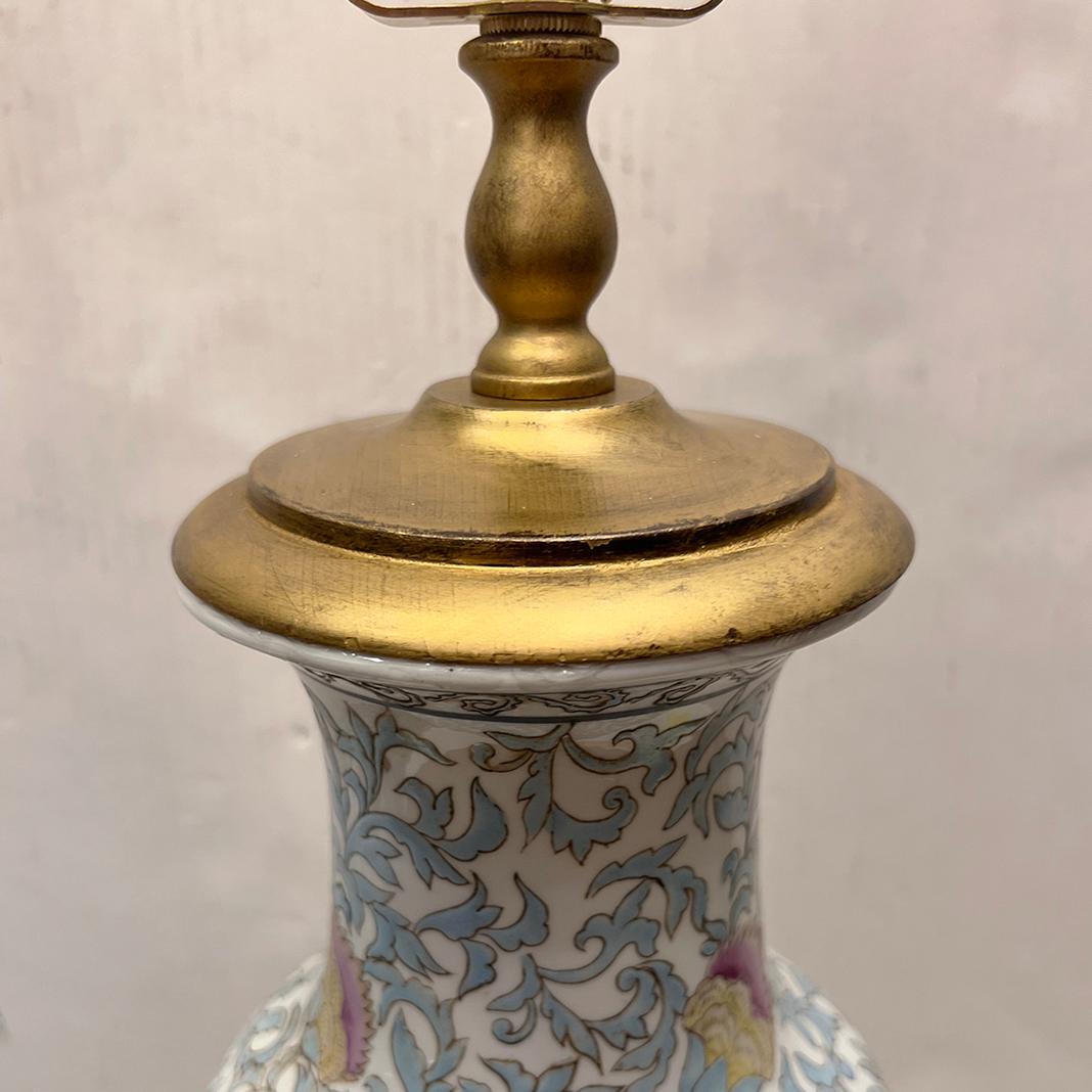 Paire de lampes florales chinoises des années 1950 avec des orchidées sur le corps.

Mesures :
Hauteur du corps : 19
Hauteur jusqu'à l'appui de l'abat-jour : 26