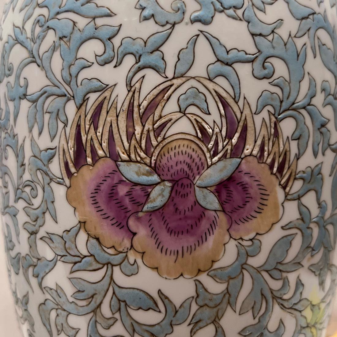 Paire de lampes chinoises à fleurs Bon état - En vente à New York, NY