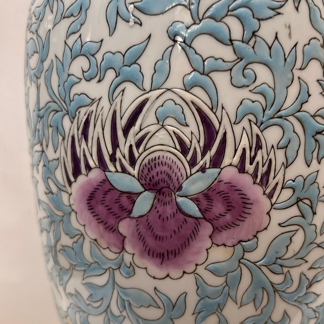 Milieu du XXe siècle Paire de lampes chinoises à fleurs en vente