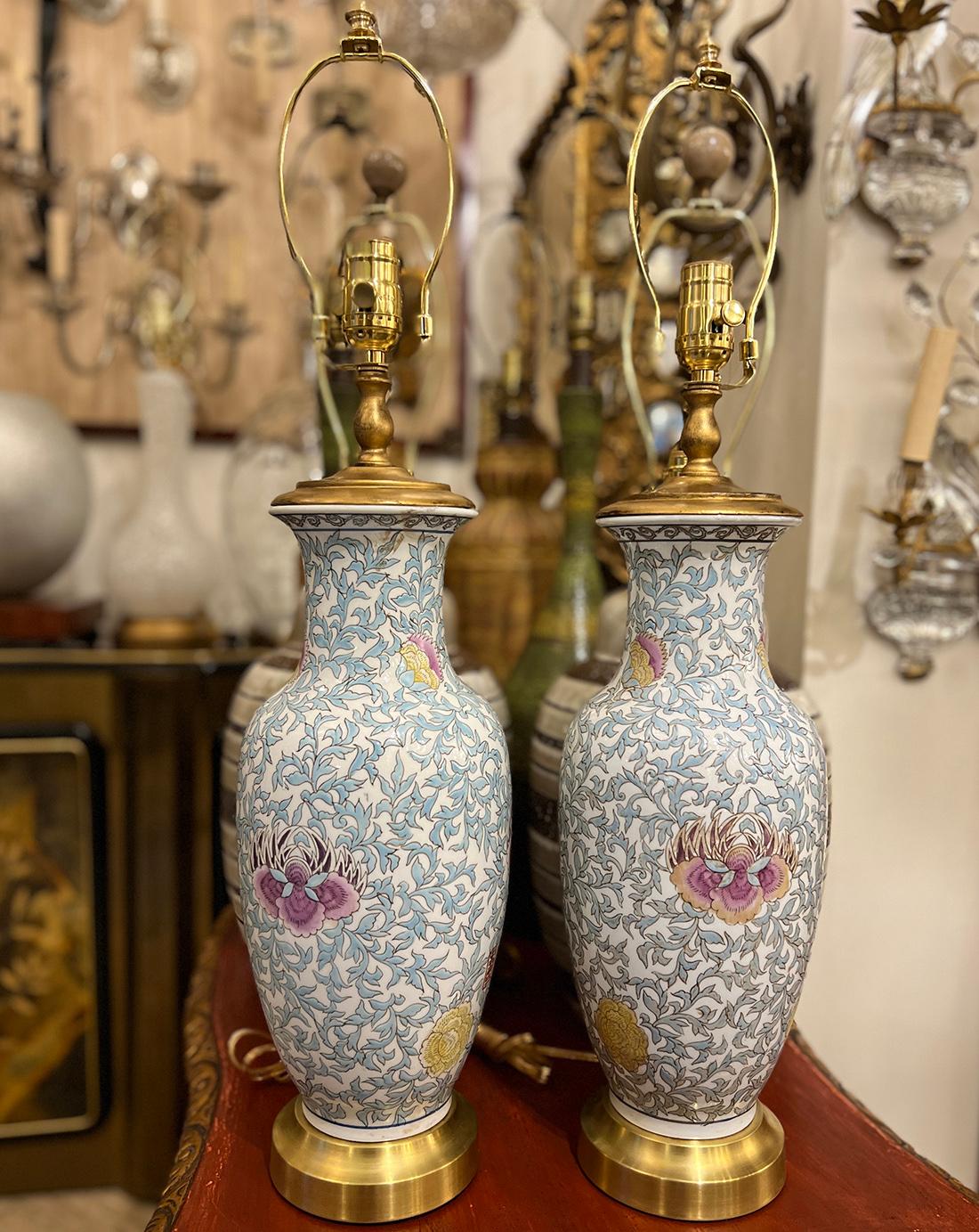 Paire de lampes chinoises à fleurs en vente 1