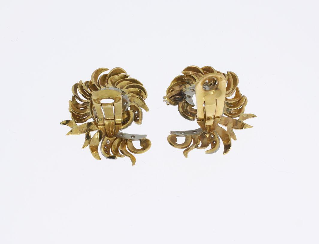 Pair of Floral Diamond Gold Ear Clips In Good Condition For Sale In Berlin, DE