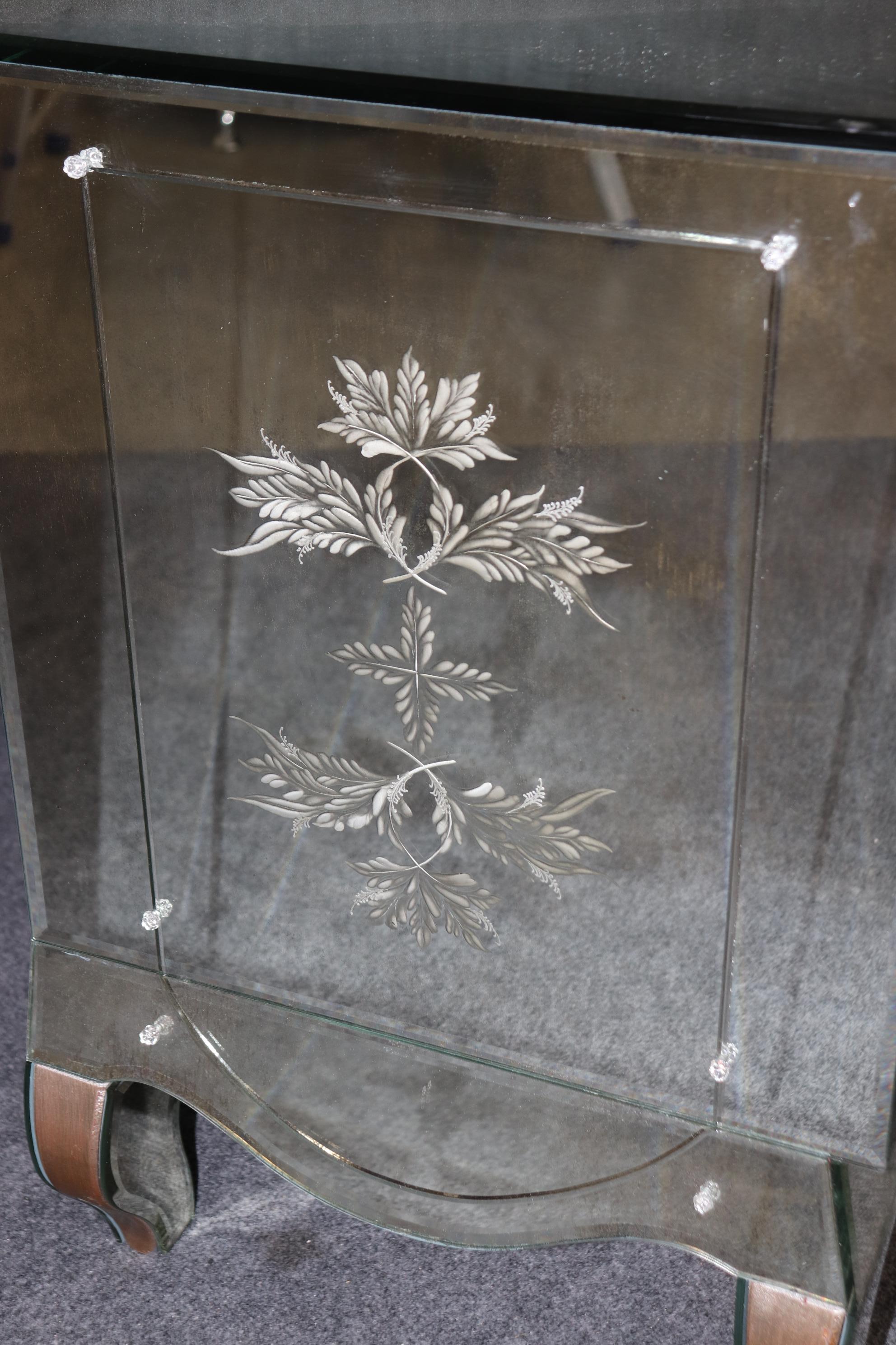 Paar italienische verspiegelte Kommoden aus geätztem, geblümtem Glas im Louis-XV-Stil, ca. 1950er Jahre im Angebot 7
