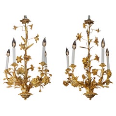 Ein Paar französische Louis-XV-Bronzekronleuchter mit Blumenmotiven aus dem 19. Jahrhundert