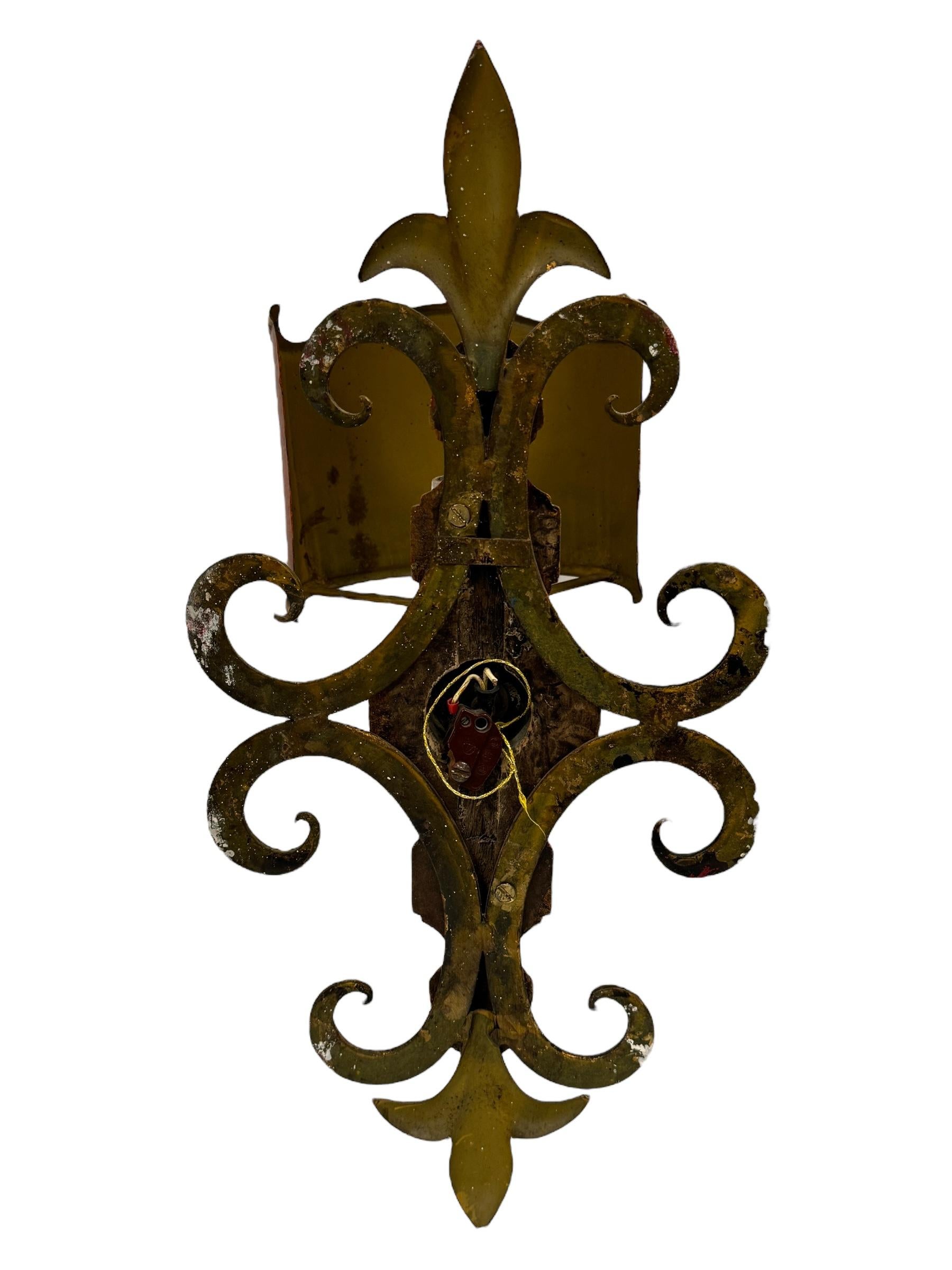 Pair of Floral Lily Tole Sconces with moveable Shade Gilded Metal, 1960s For Sale 6