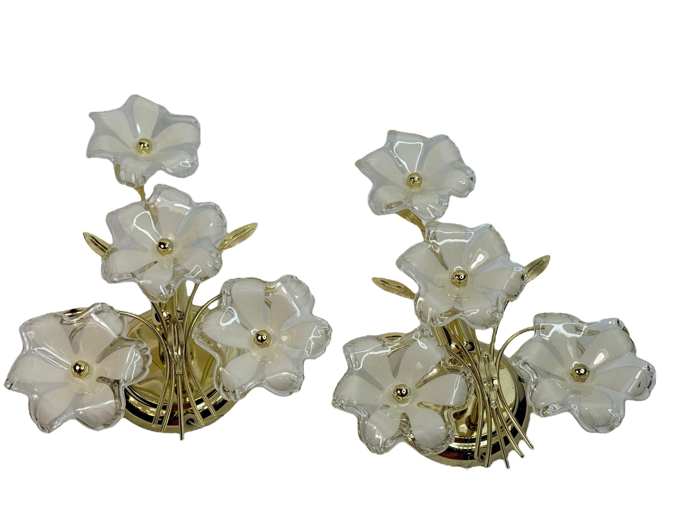 Diese schönen Wandleuchter sind ein echter Hingucker in Ihrem Zuhause.
Die Lucite-Blumen sind handgefertigt, daher ist jede Blume etwas anders. Dieses Angebot gilt für 2 Wandleuchter.
Er kann sofort verwendet werden, ist für jedes elektrische System