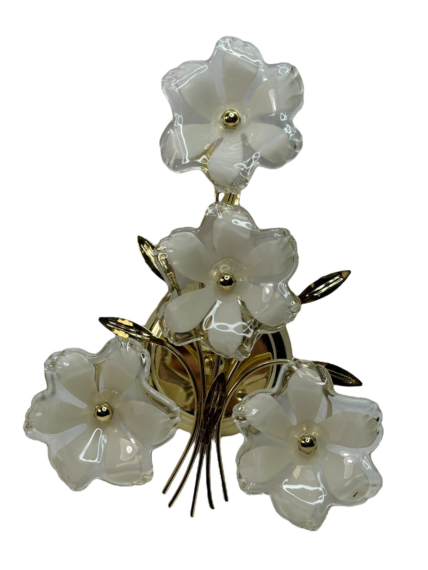 Paar florale Wandleuchten aus Lucite, Vintage-Wandleuchten aus Messing, Italien 1970er (Hollywood Regency) im Angebot