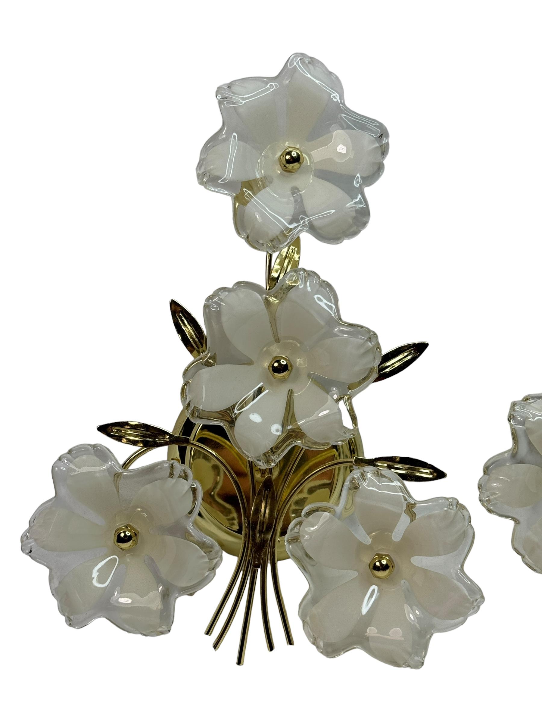 Paar florale Wandleuchten aus Lucite, Vintage-Wandleuchten aus Messing, Italien 1970er (Deutsch) im Angebot