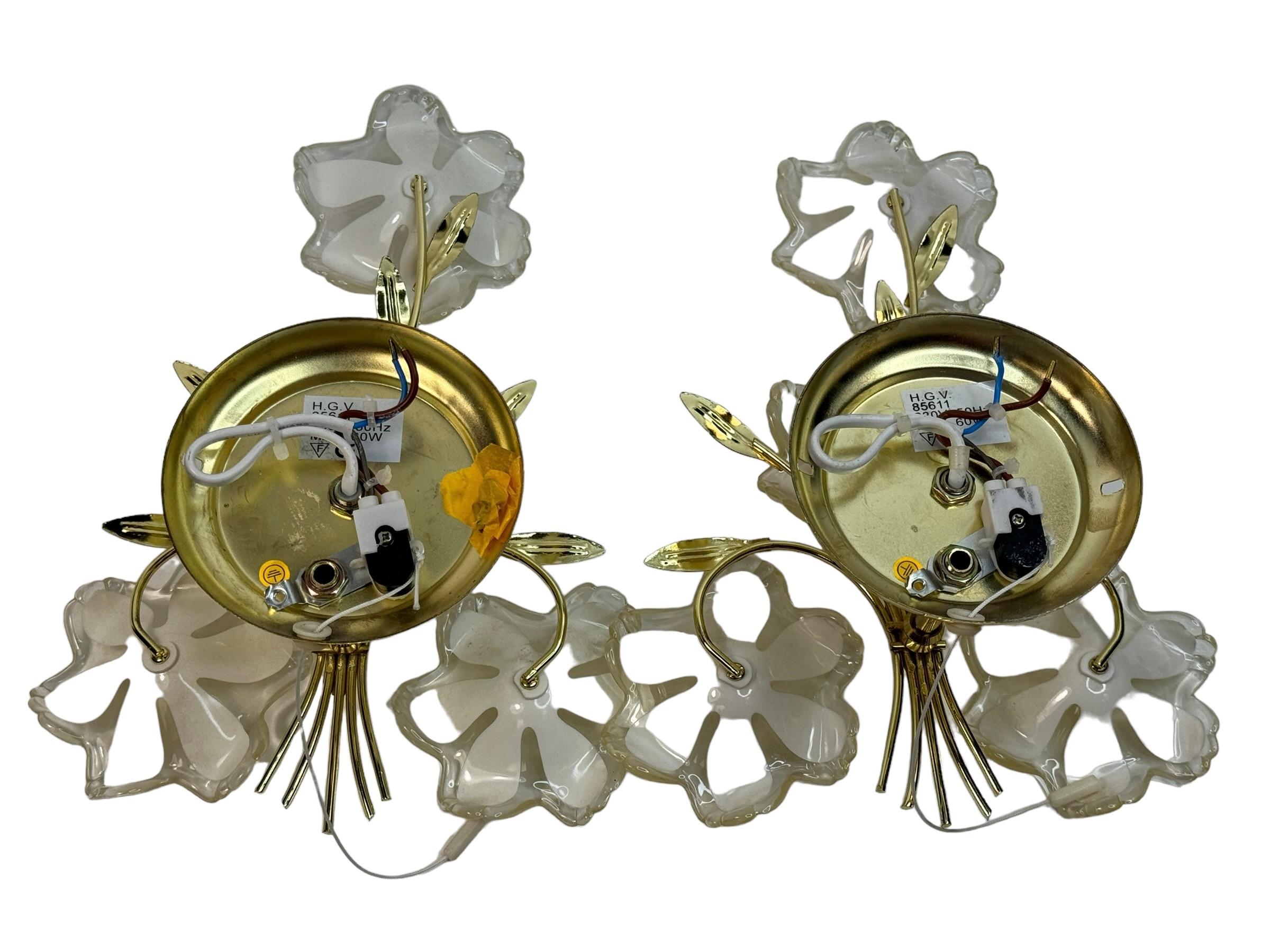 Paar florale Wandleuchten aus Lucite, Vintage-Wandleuchten aus Messing, Italien 1970er im Zustand „Gut“ im Angebot in Nuernberg, DE