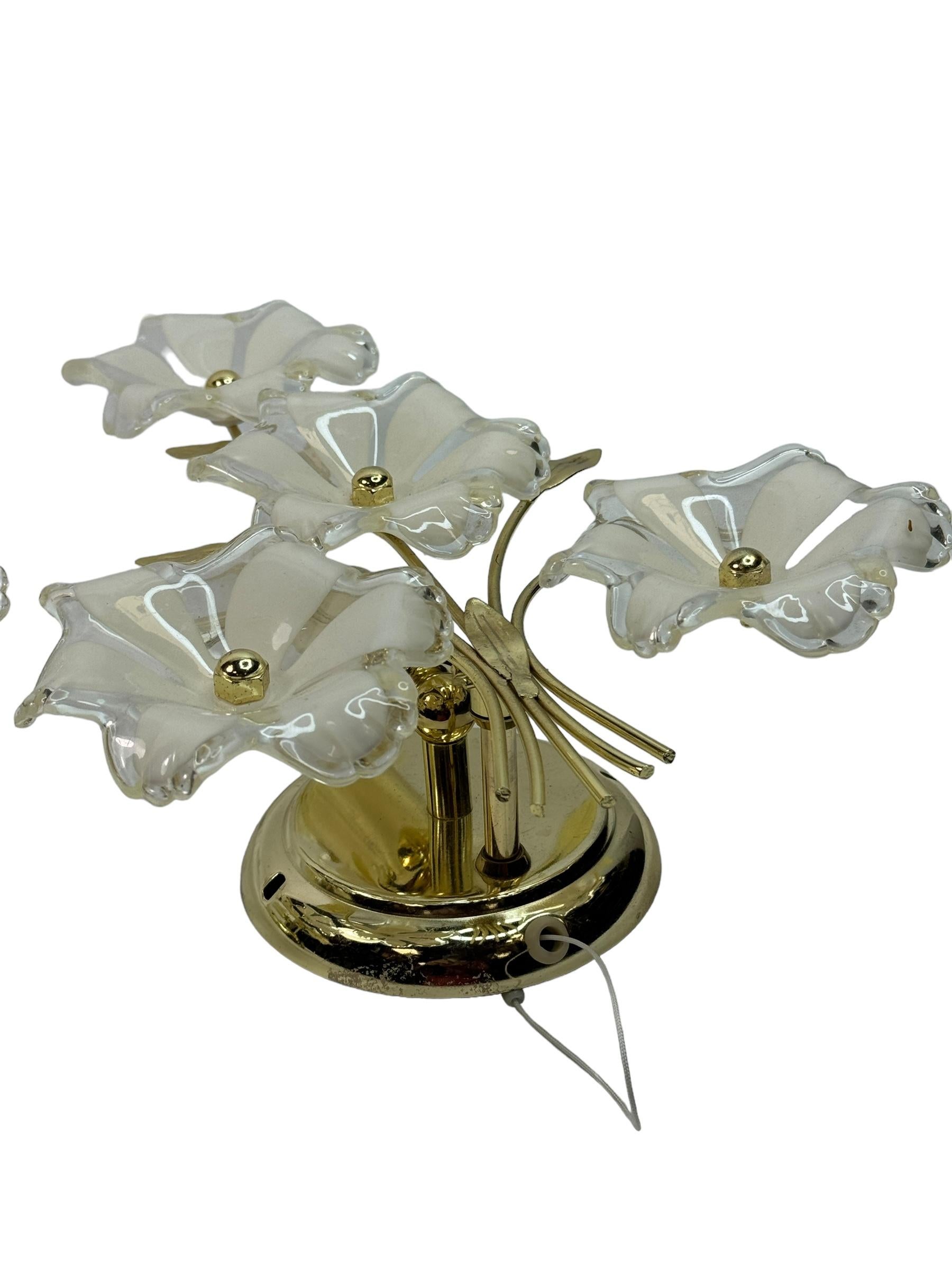 Paar florale Wandleuchten aus Lucite, Vintage-Wandleuchten aus Messing, Italien 1970er (Ende des 20. Jahrhunderts) im Angebot