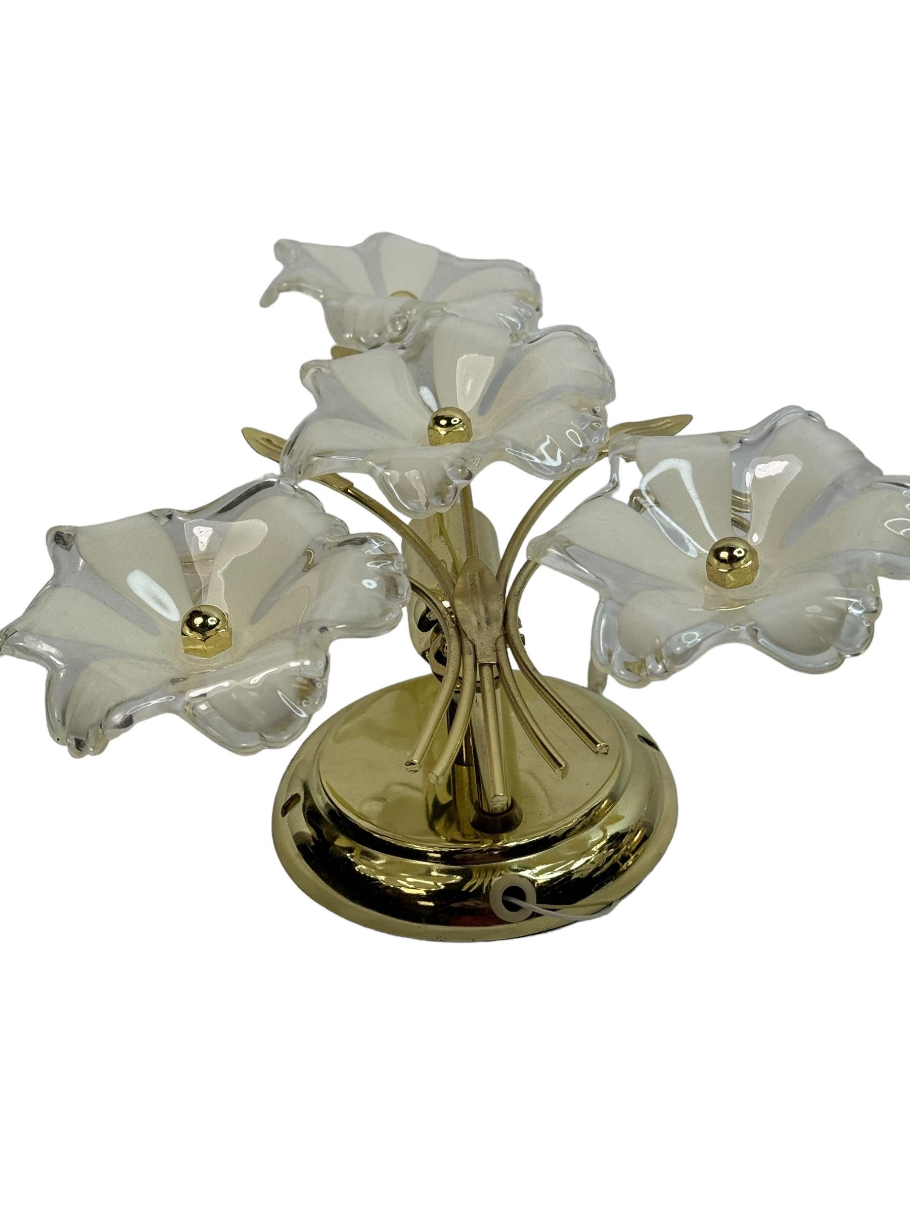 Paar florale Wandleuchten aus Lucite, Vintage-Wandleuchten aus Messing, Italien 1970er (Metall) im Angebot