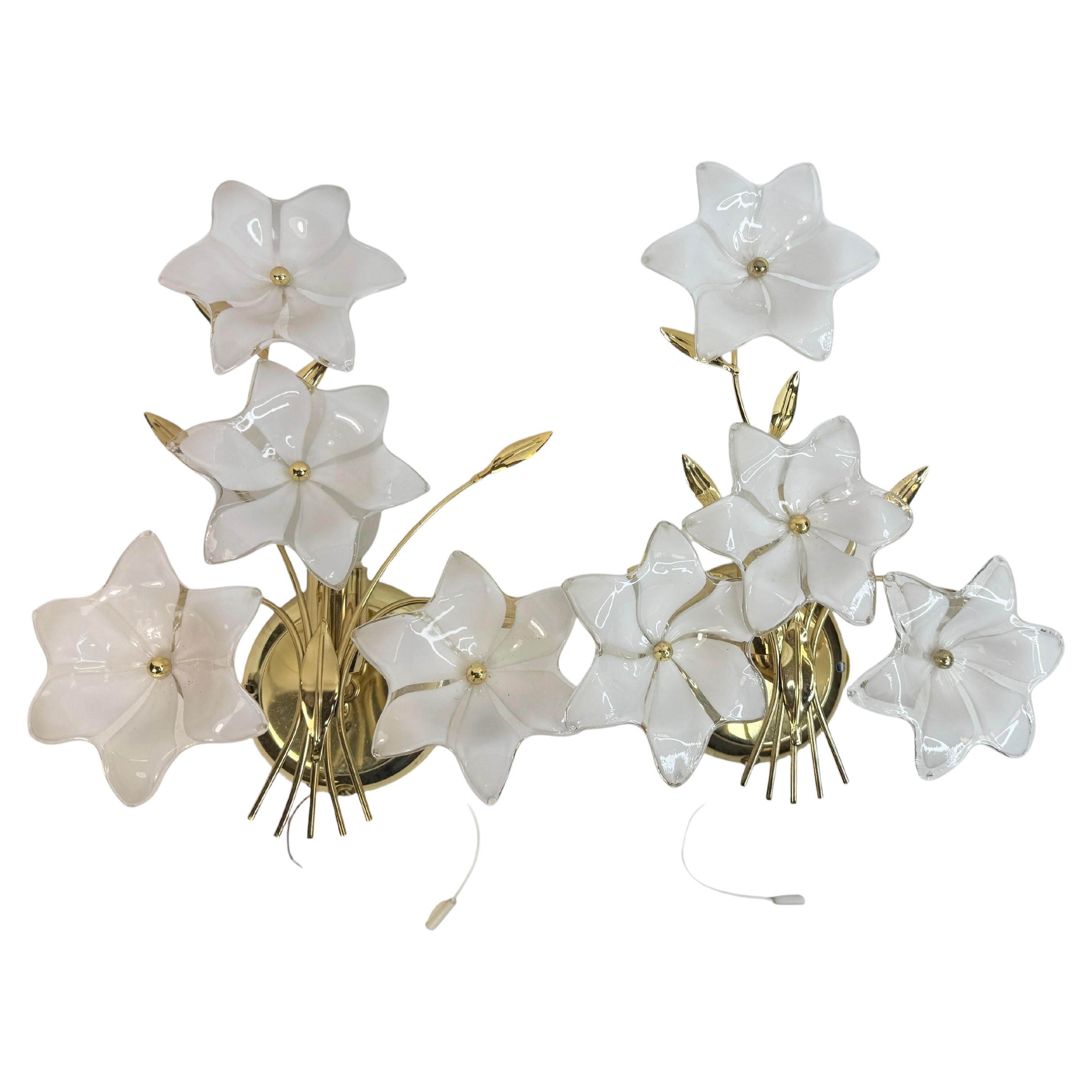 Pareja de candelabros florales de cristal de Murano, apliques de latón vintage, Italia, años 70