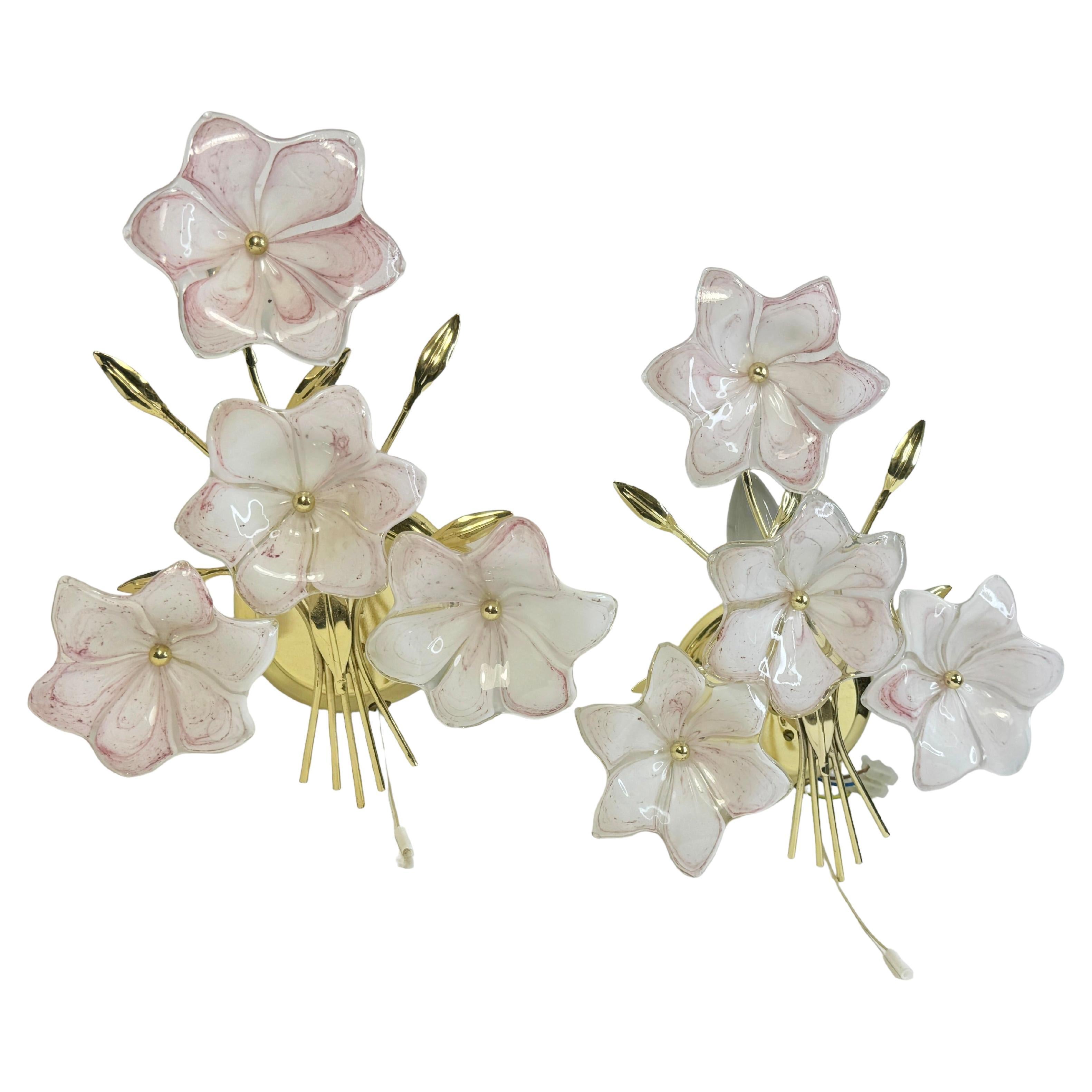 Diese schönen Wandleuchter sind ein echter Hingucker in Ihrem Zuhause.
Die Glasblumen sind handgefertigt, daher ist jede Blume etwas anders. Die Farben der Glasblumen sind weiß mit rosa Flecken. Dieses Angebot gilt für 2 Wandleuchter.
Er kann sofort