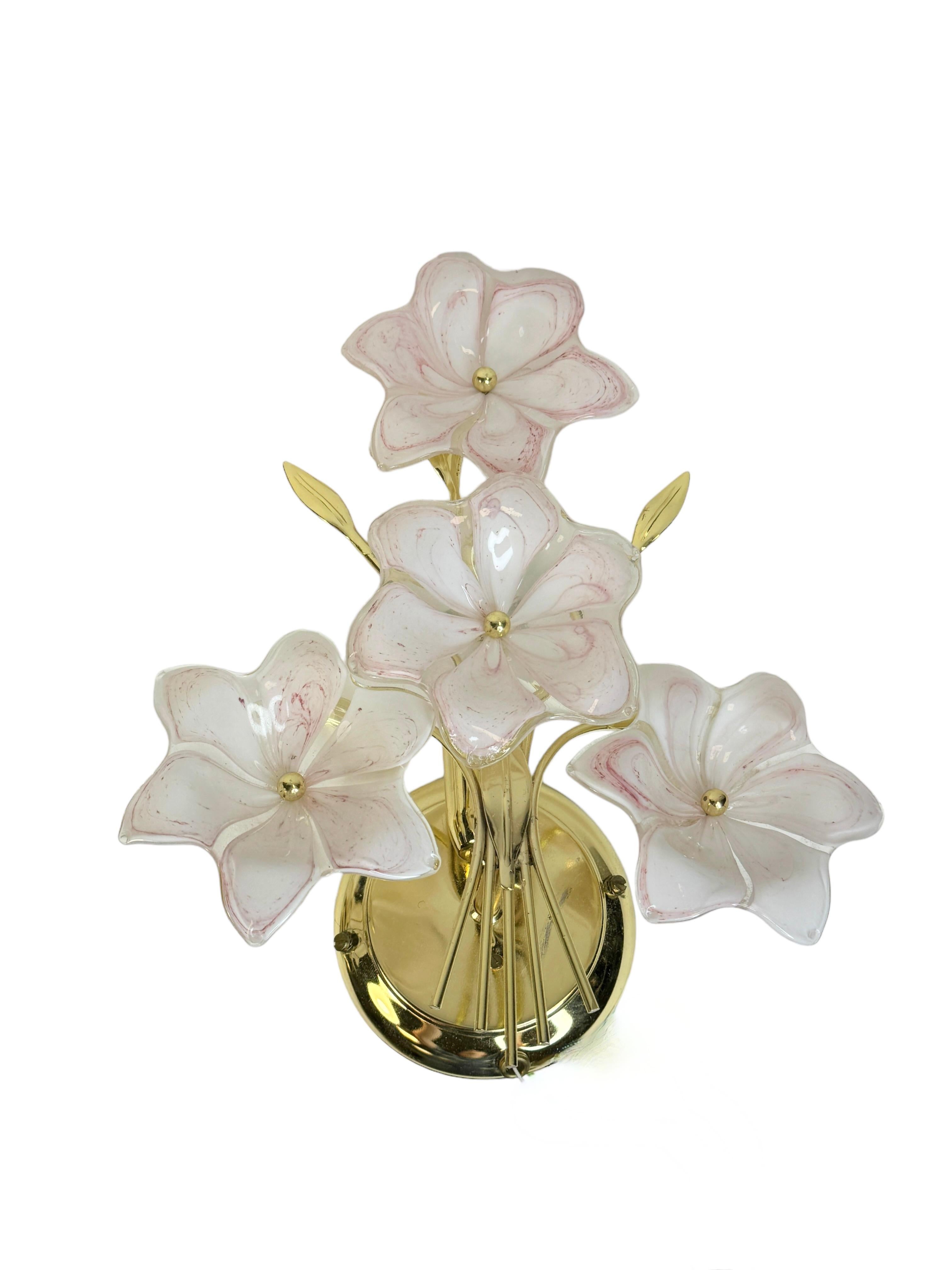 Paar florale Murano Wandleuchten, Vintage Messing Wandleuchten, 1970er Italien (Hollywood Regency)