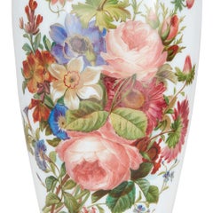 Paire de vases floraux en verre opalin de Baccarat