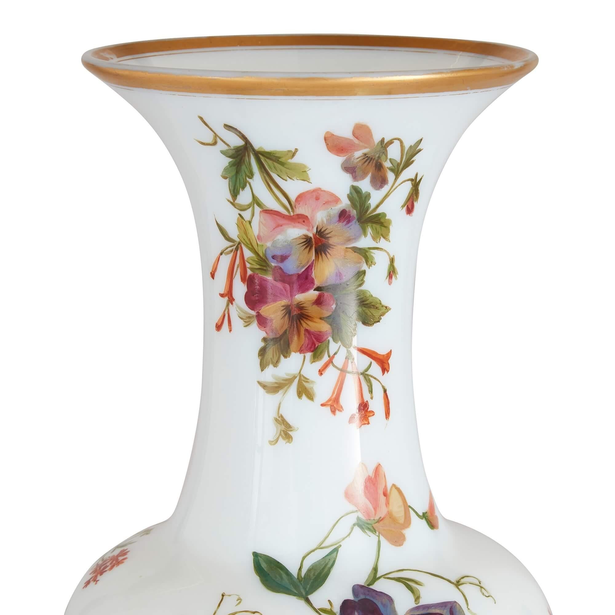 Français Paire de vases floraux en verre opalin de Baccarat en vente