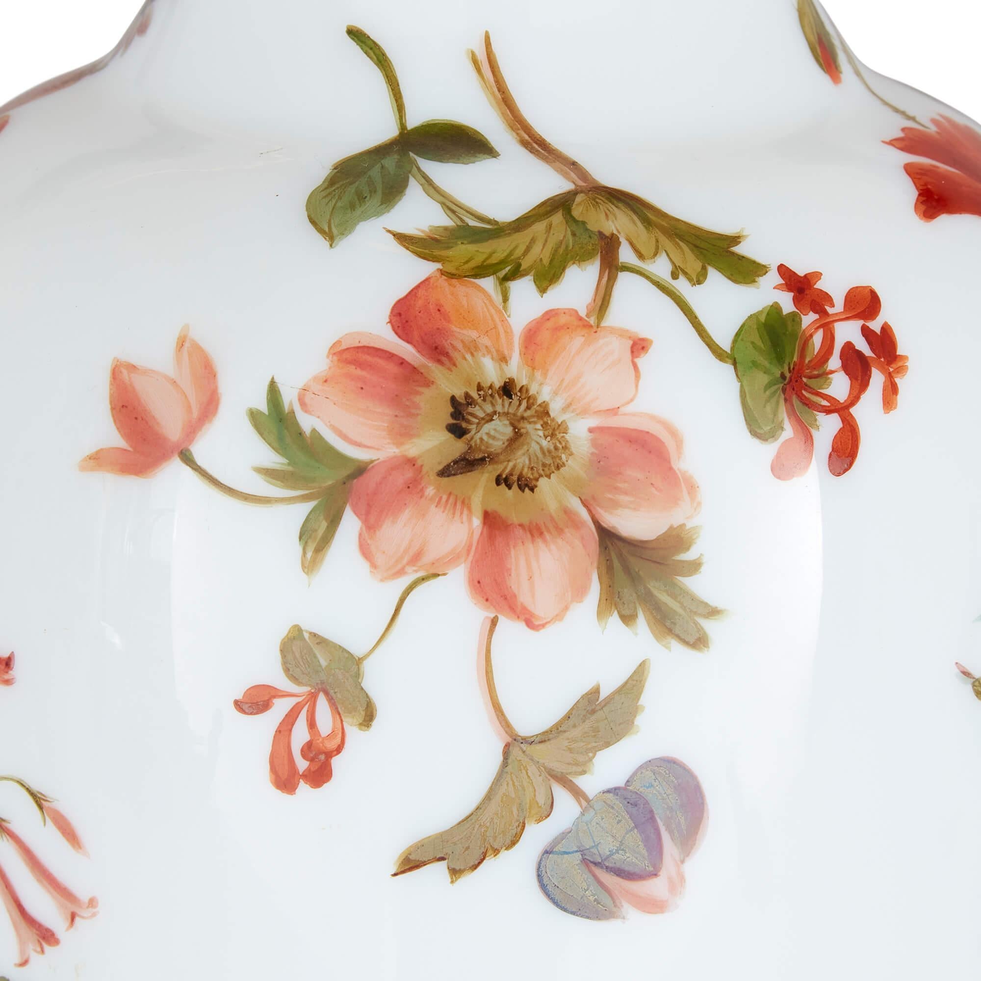 Paire de vases floraux en verre opalin de Baccarat Bon état - En vente à London, GB