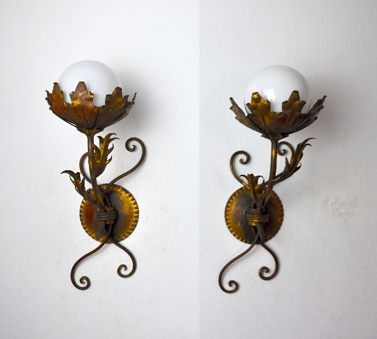 Sehr schönes Paar floraler Wandleuchten, entworfen und hergestellt von Ferro Arte in Spanien in den 1960er Jahren. Struktur aus Metall mit Blattgold vergoldet und Kugeln aus weißem Opalin. Einzigartiges Objekt, das wunderbar leuchtet und Ihrem