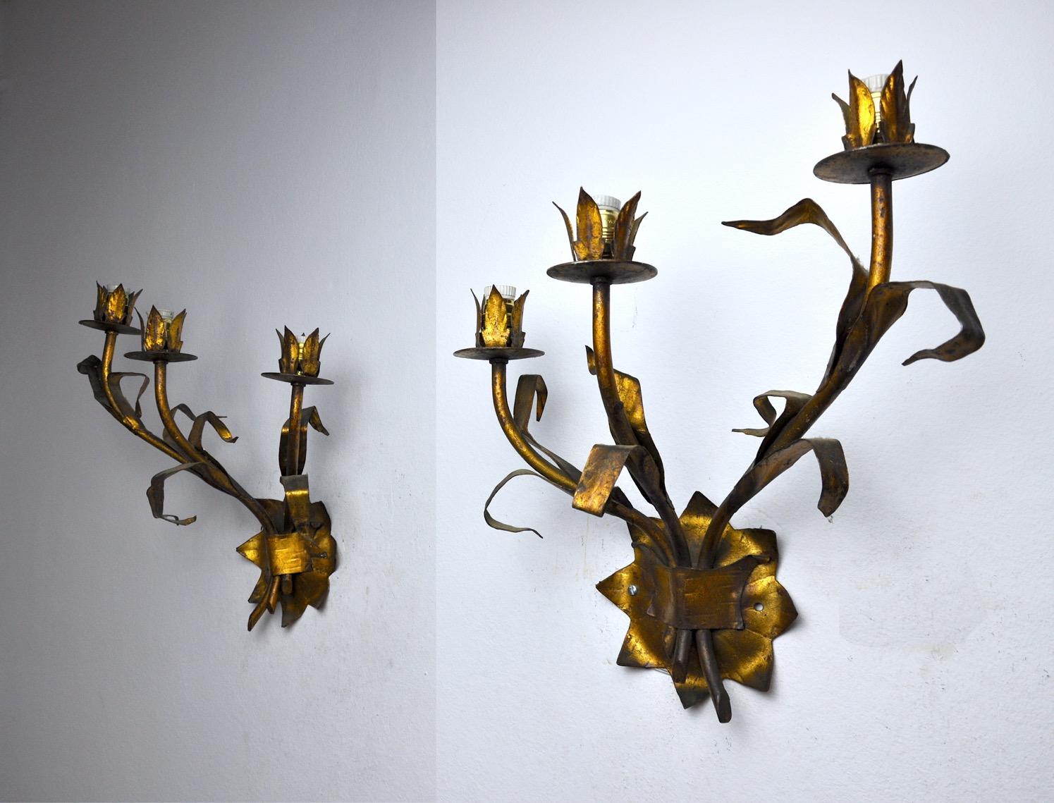 Very beautiful and large pair of midcentury floral wall lights produced in Italy in the 1950s. Structure in gilded metal with gold leaf. Unique object that will illuminate wonderfully and bring a real design touch to your interior. Updated