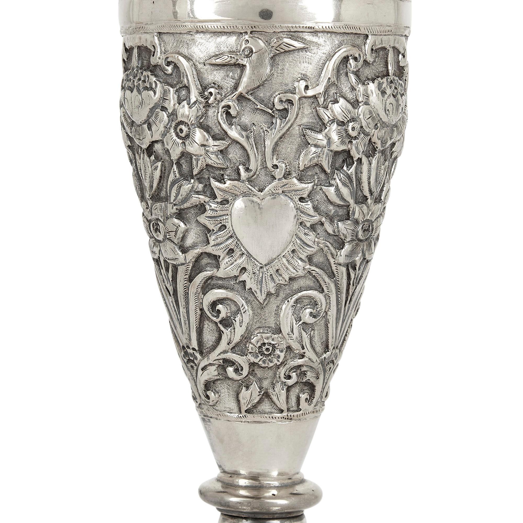 Coppia di vasi floreali in argento prodotti nella Persia di Qajar In condizioni buone in vendita a London, GB