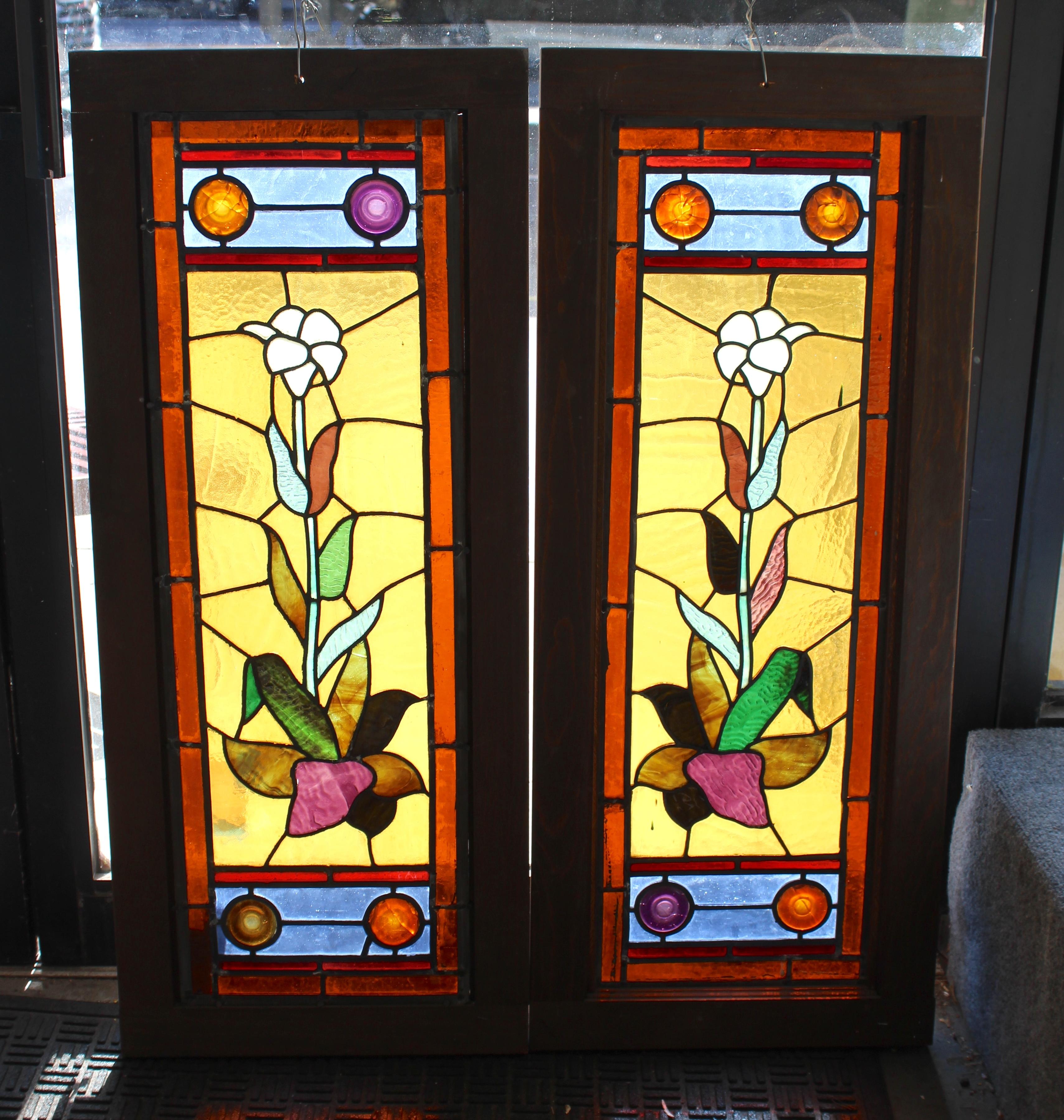 Paire de panneaux de vitrail à motifs floraux 17