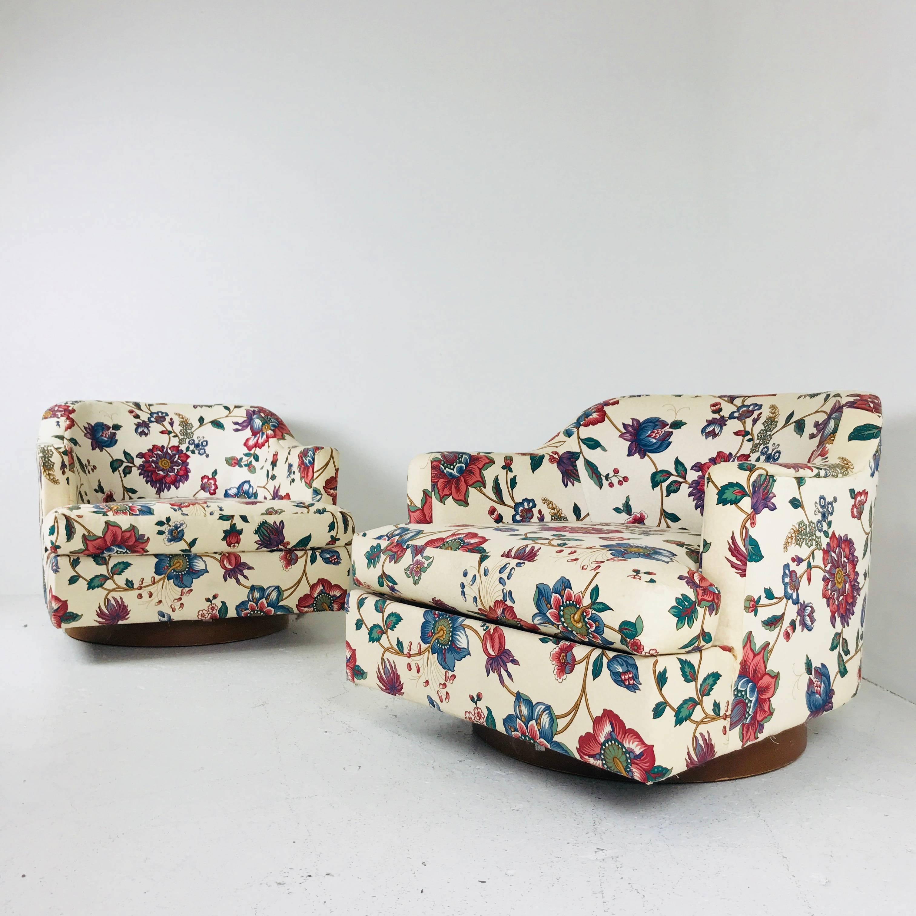 Pair of Floral Swivel Chairs in the Style of Milo Baughman and Harvey Probber. Chairs are in good vintage condition and new upholstery is recommended.

dimensions: 31.5