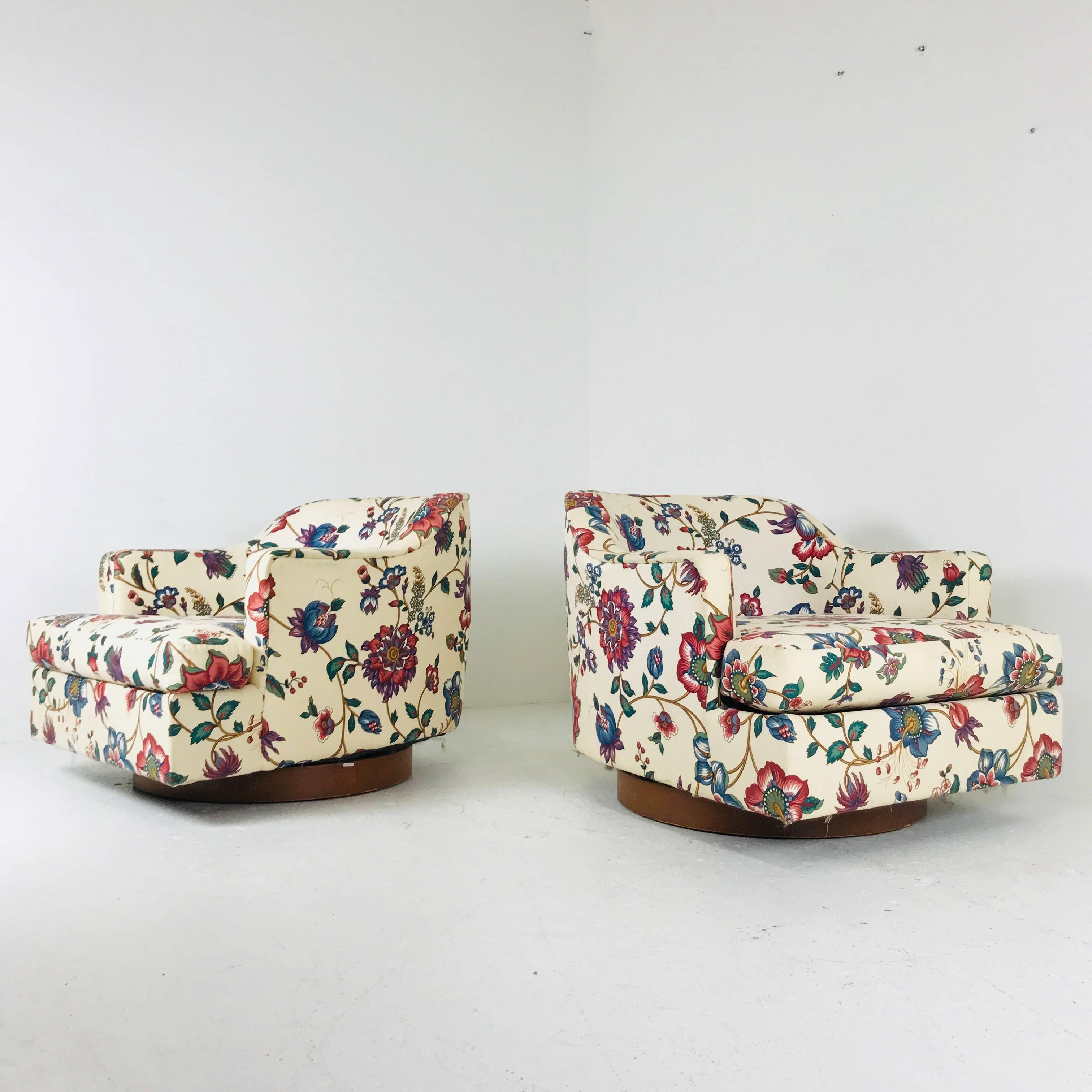 Pair of Floral Swivel Chairs in the Style of Milo Baughman. In Good Condition In Dallas, TX