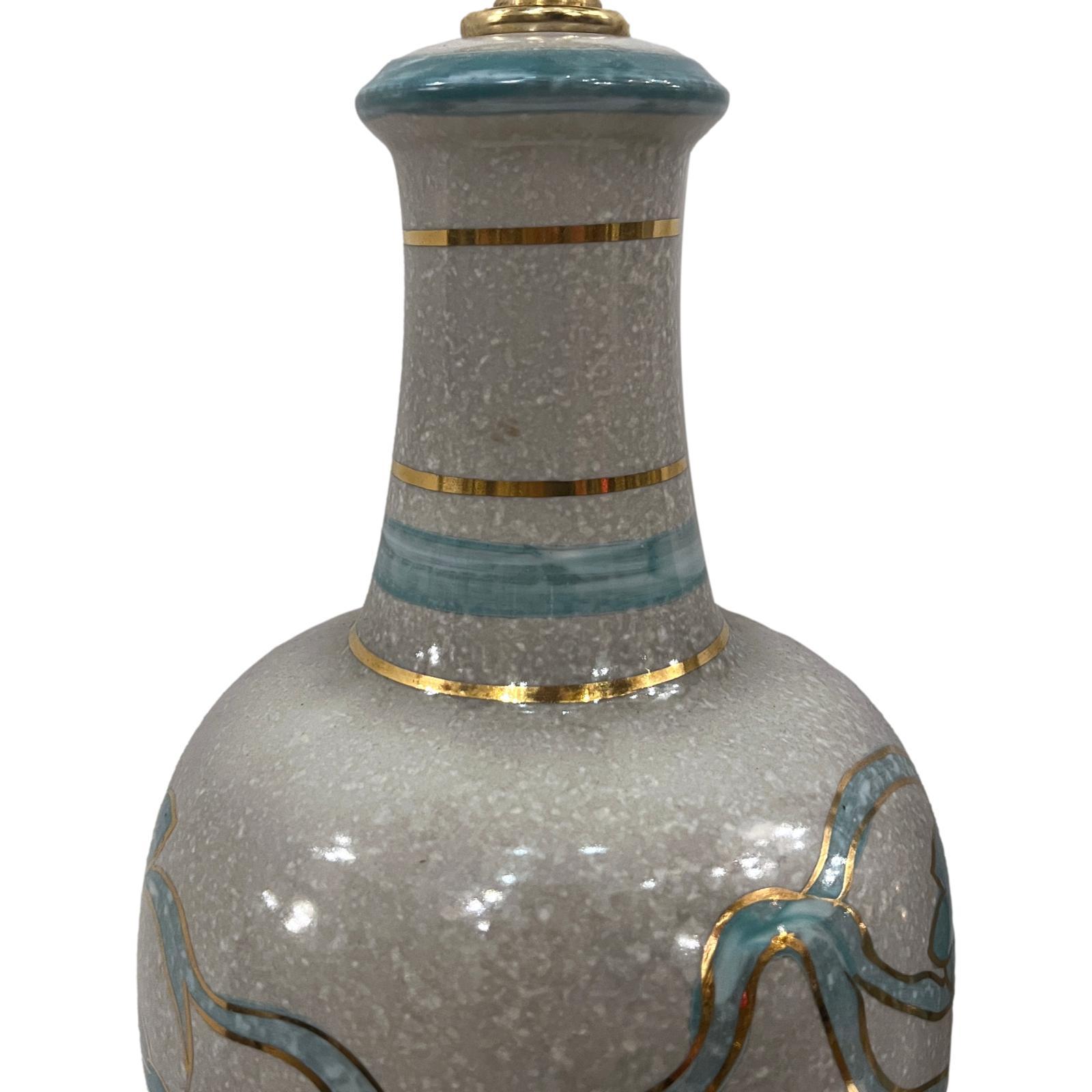 Paire de lampes de table en porcelaine française des années 1950 avec détails dorés.

Mesures :
Hauteur du corps : 17