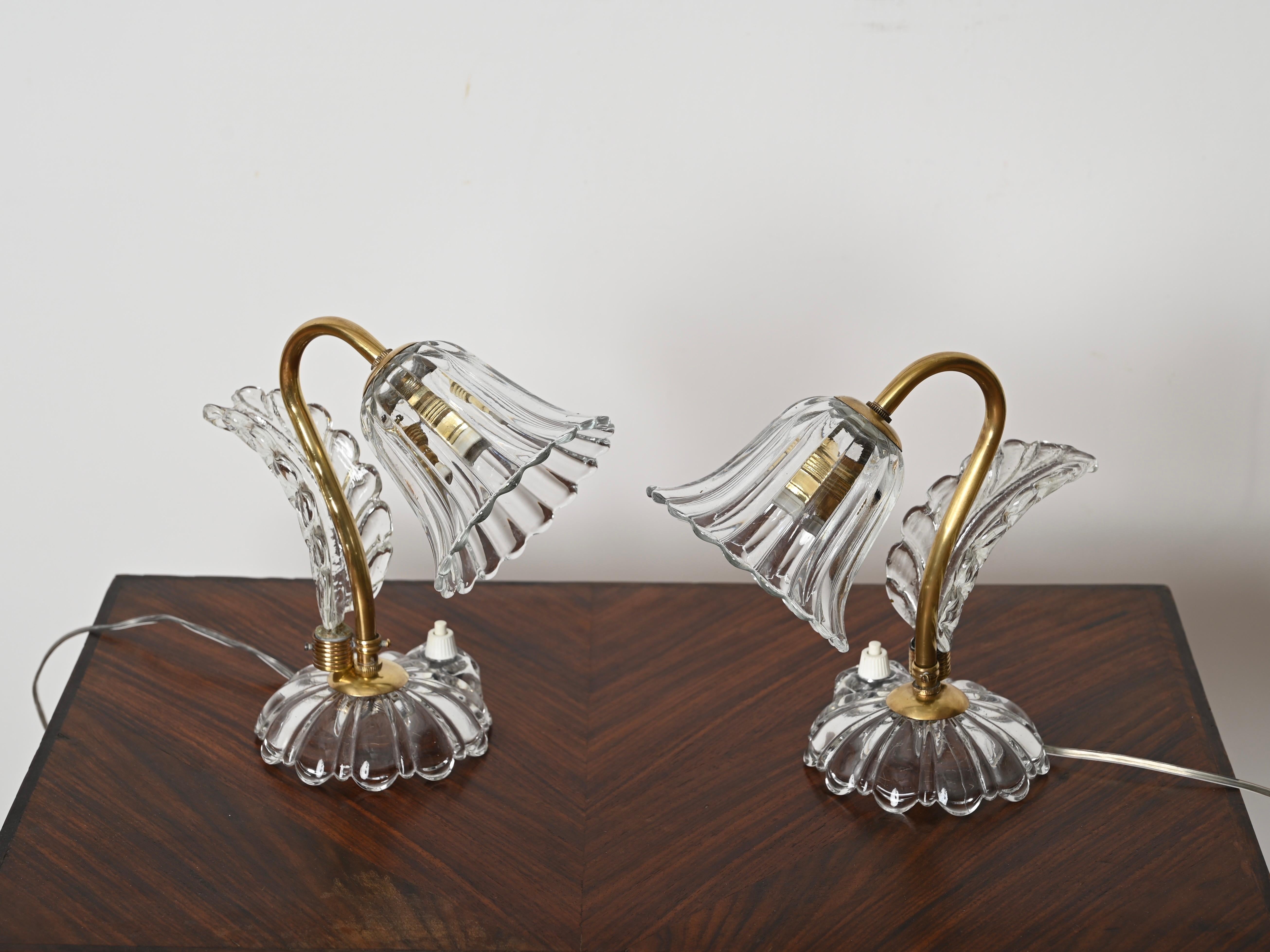 Wunderschönes und einzigartiges Paar Murano-Tischlampen mit Glockenblumen aus mundgeblasenem Kristallglas und Messing. Diese unglaublich eleganten Lampen wurden von Ercole Barovier entworfen und in den frühen 40er Jahren in Italien hergestellt. 
