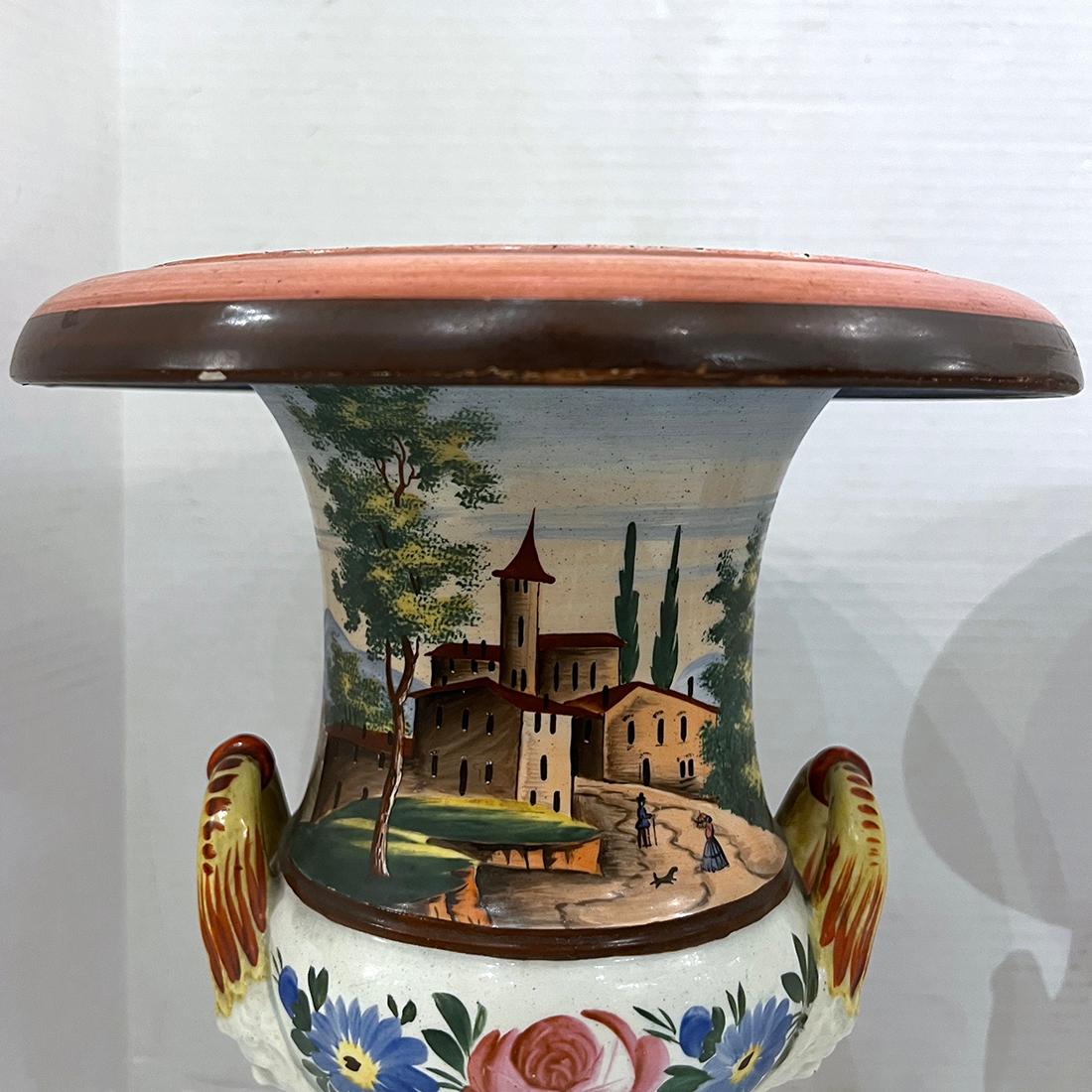 Coppia di vasi floreali dipinti francesi degli anni '40 circa.

Misure:
Altezza della scocca: 12