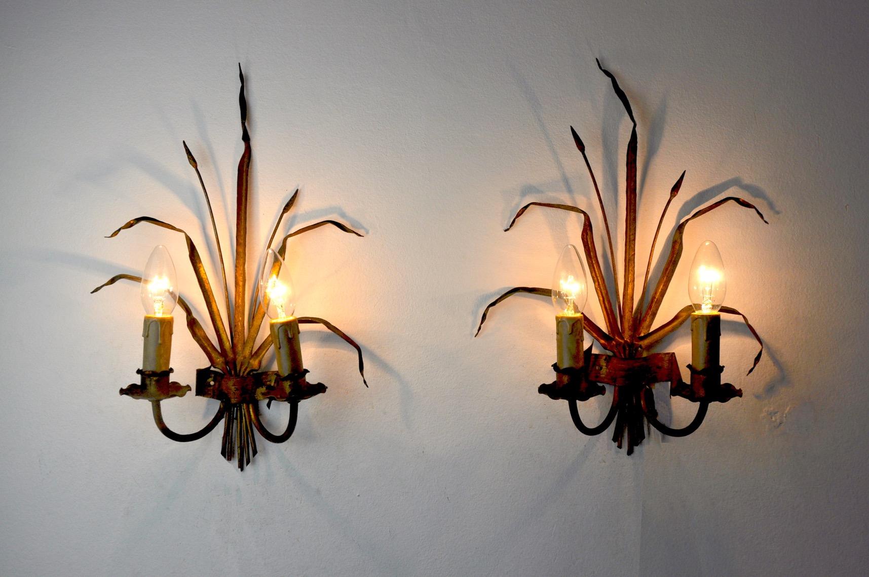 Very beautiful pair of floral wall lamp designated and produced by ferro arte in Spain in the 1960s.
Structure in gilded metal with leaf representing a floral theme.
Superb patina.
Unique object that will illuminate perfectly and bring a real design