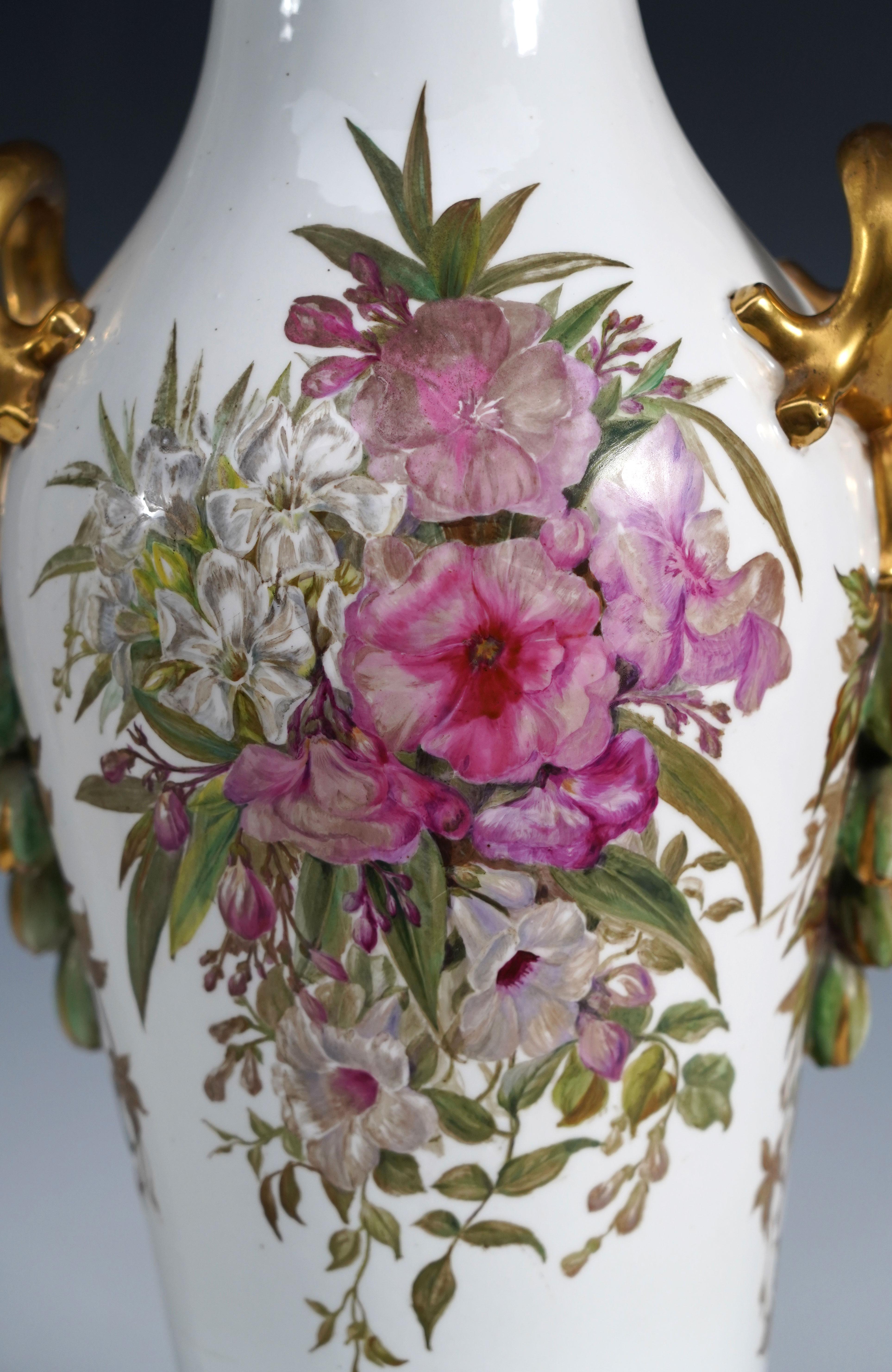 Pair of Florals Vases Porcelaine de Paris, France, Circa 1880 In Good Condition For Sale In PARIS, FR