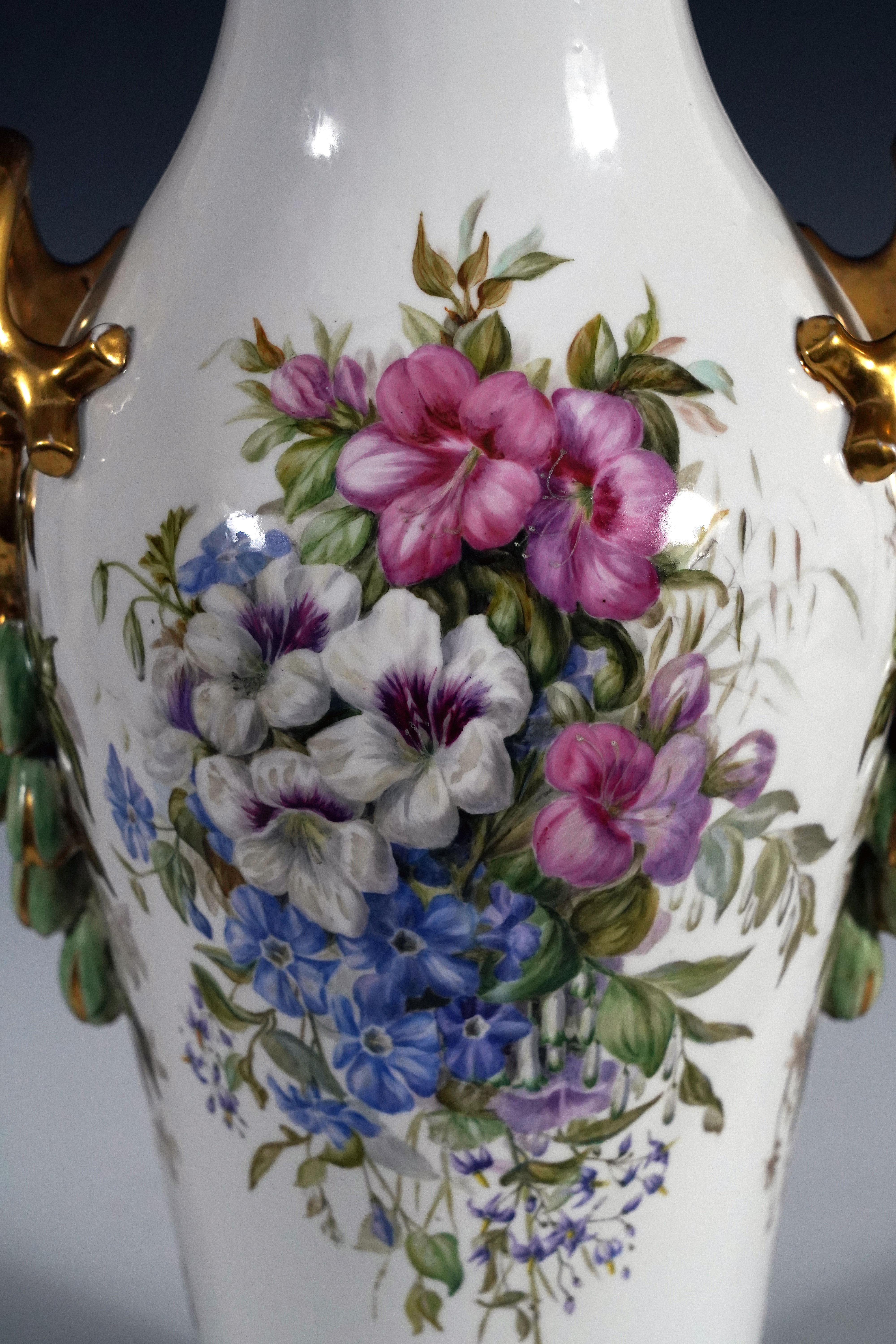 Fin du XIXe siècle Paire de vases floraux Porcelaine de Paris, France, vers 1880 en vente