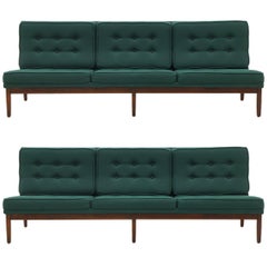 Zwei armlose Sofas von Florence Knoll:: Gestell aus Nussbaumholz und original grüner Stoff