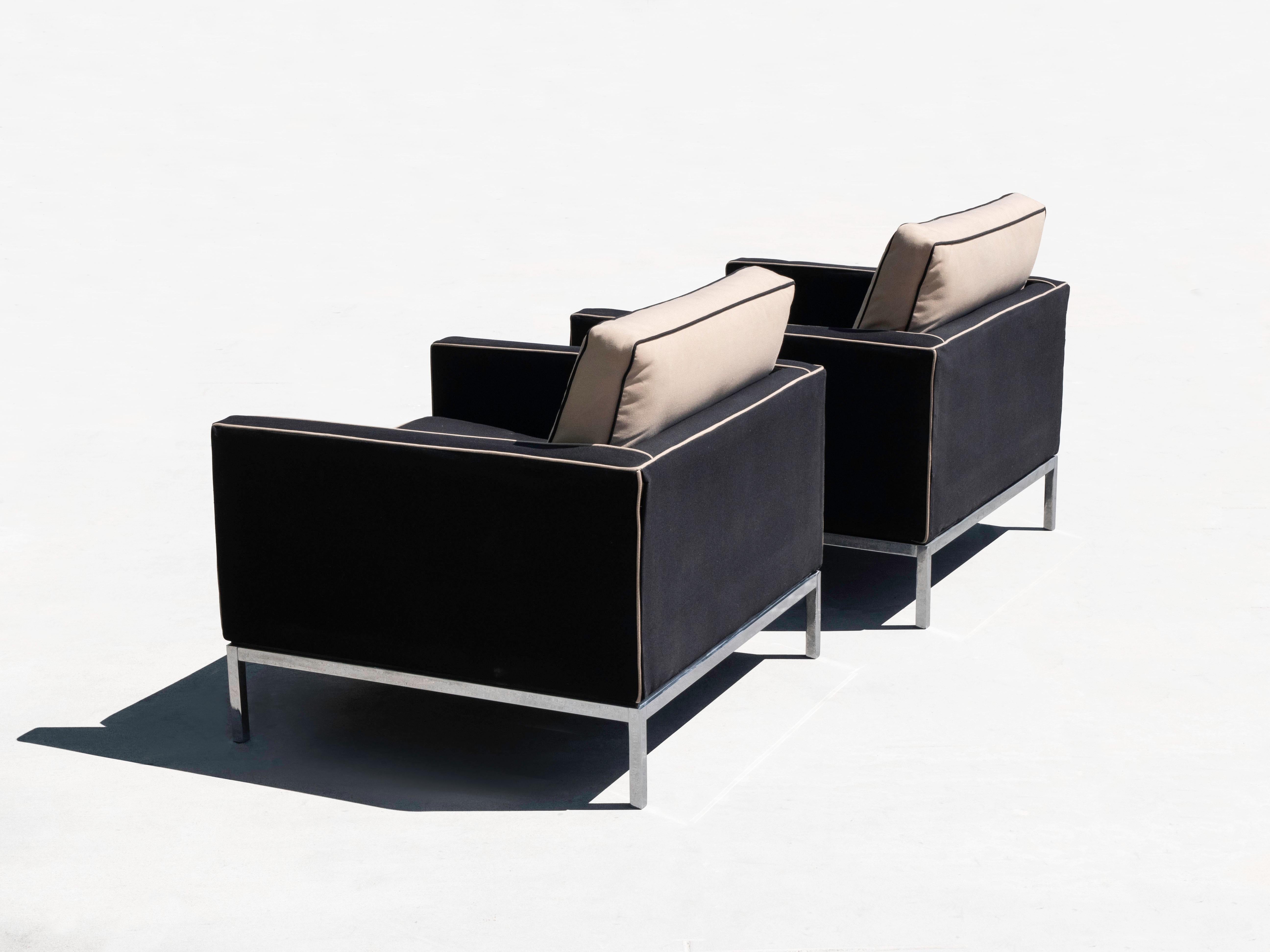 Mid-Century Modern Pair of Florence Knoll Chrome Lounge Chairs, Knoll USA 1970's For Sale