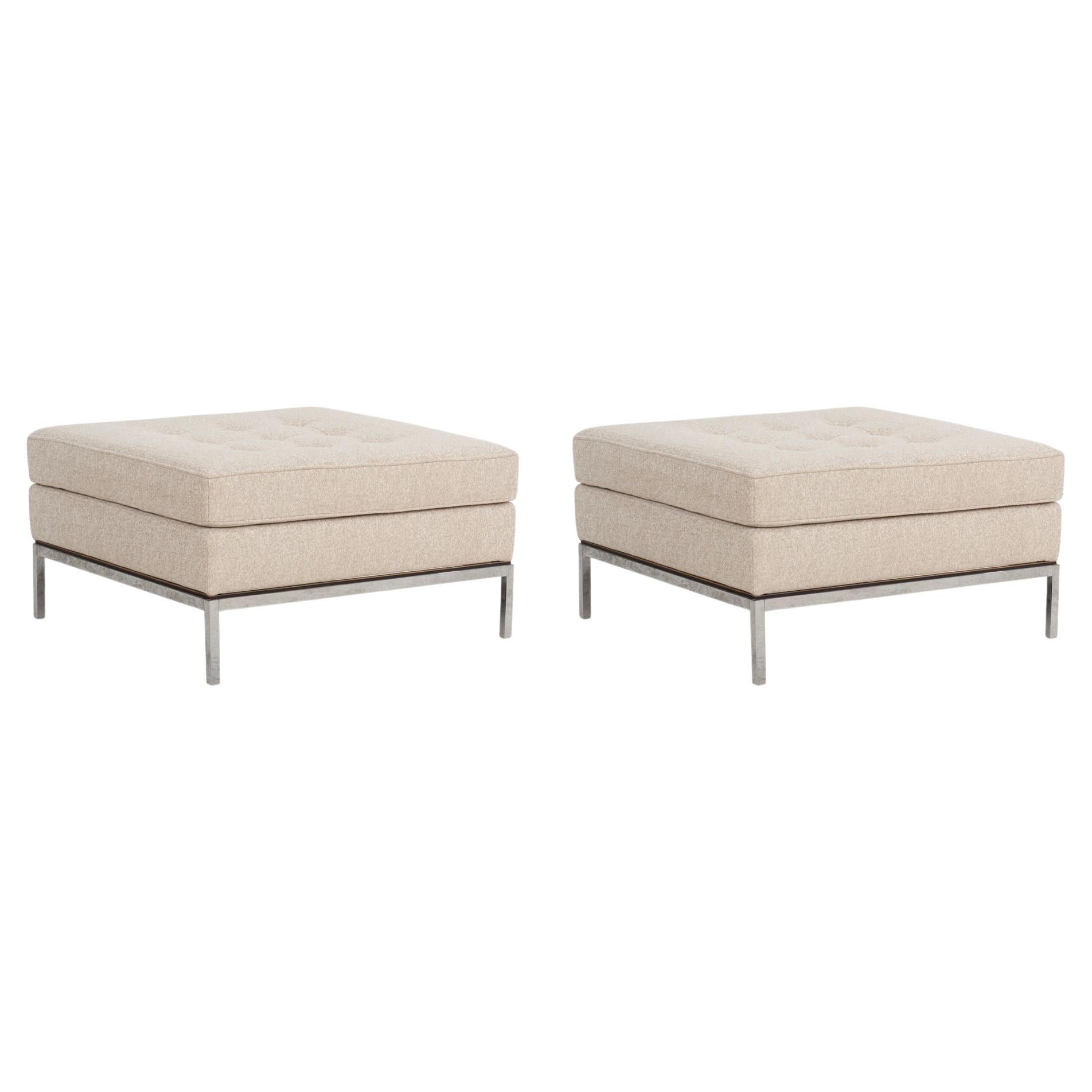 Ein Paar Florence Knoll Ottomane aus Stoff und Stahl 1965