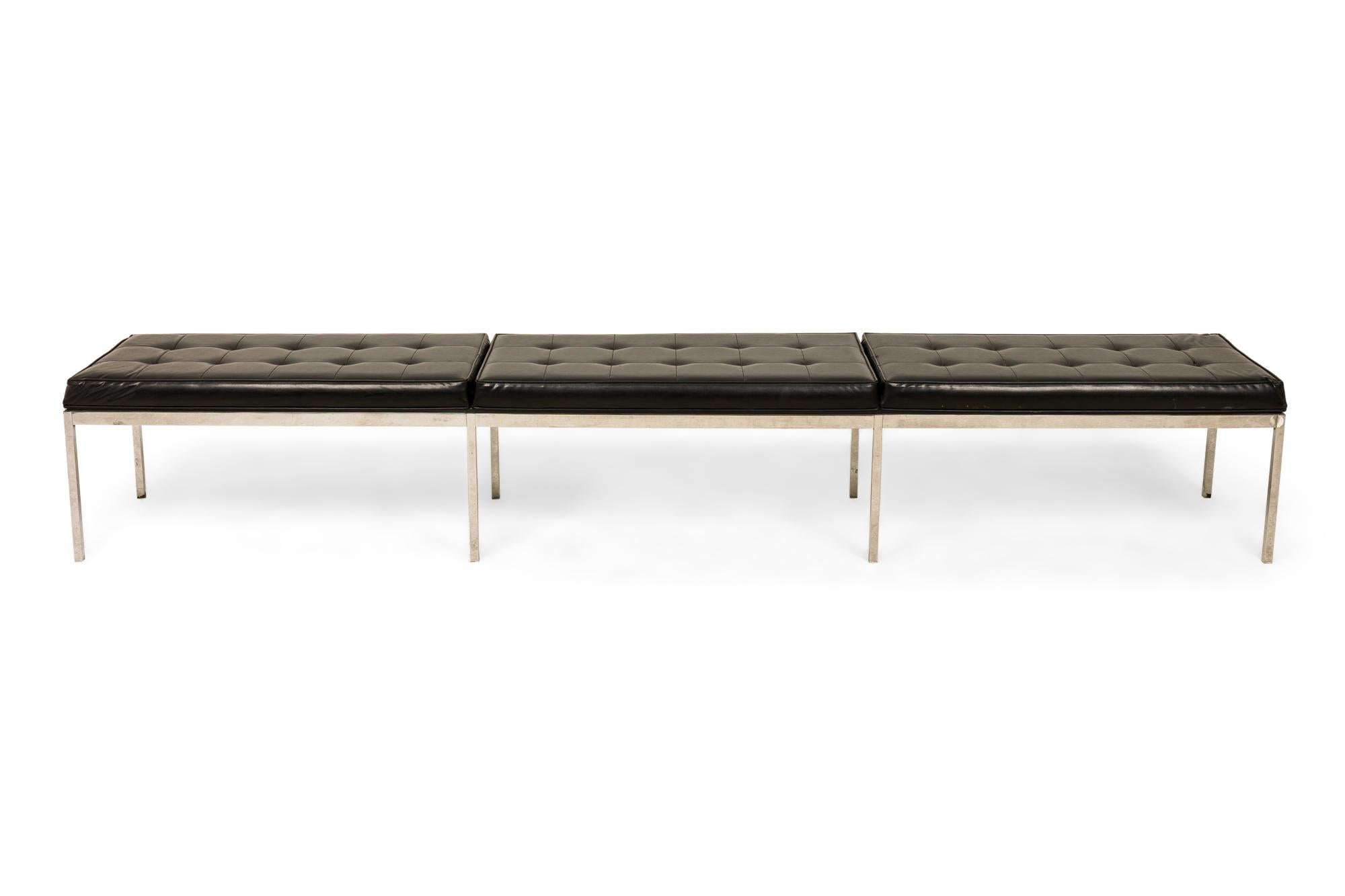 PAR de bancos de museo americanos de mediados de siglo, con asientos tapizados en cuero negro con mechones de botones, que descansan sobre bases cromadas de tubo cuadrado. (FLORENCE KNOLL PARA KNOLL INTERNATIONAL)(PRECIO POR PAREJA)

Estado: Bueno;